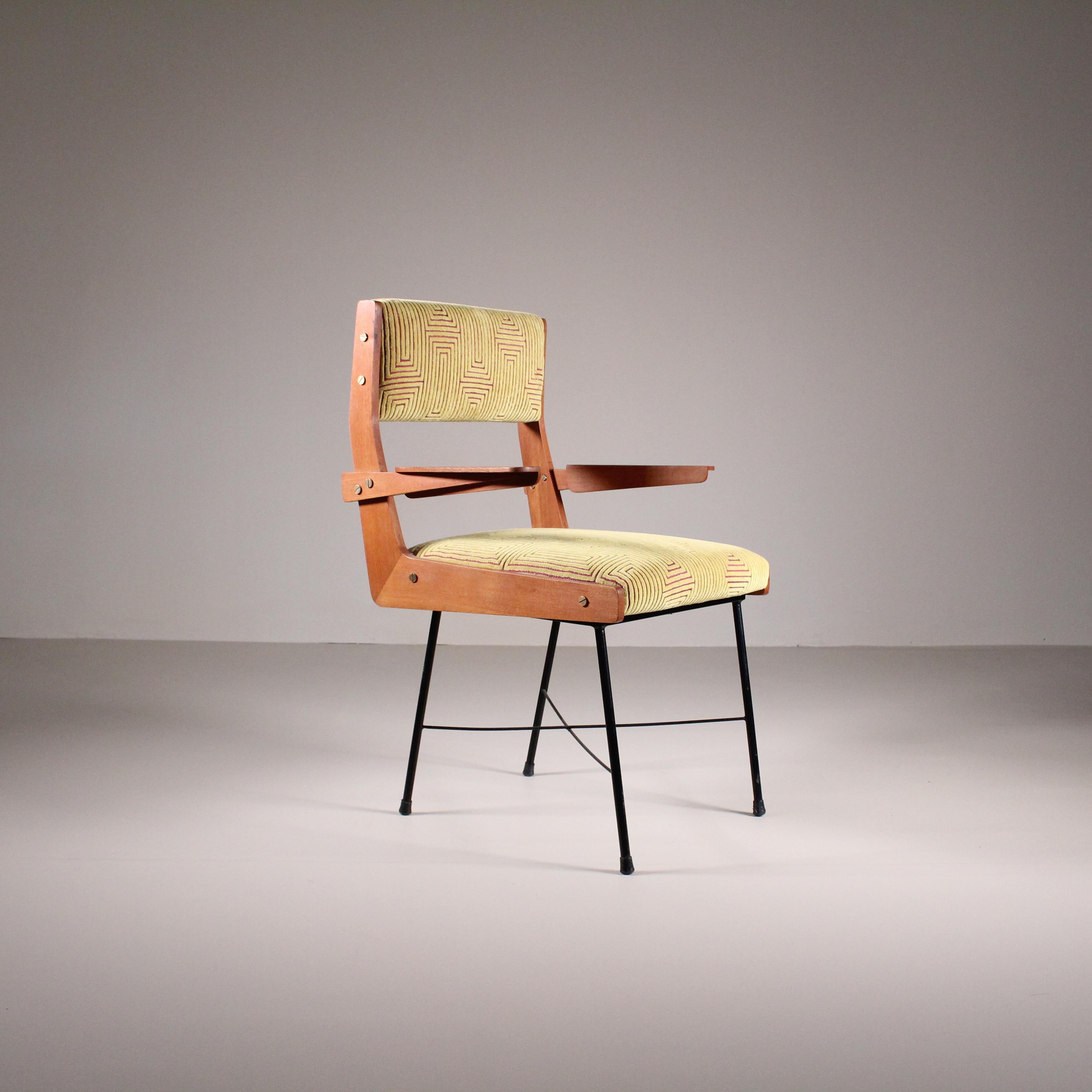 Silla de estilo de mediados de siglo con reposabrazos de madera y asiento de terciopelo, periodo de producción, hacia 1960, tapicería nueva. 