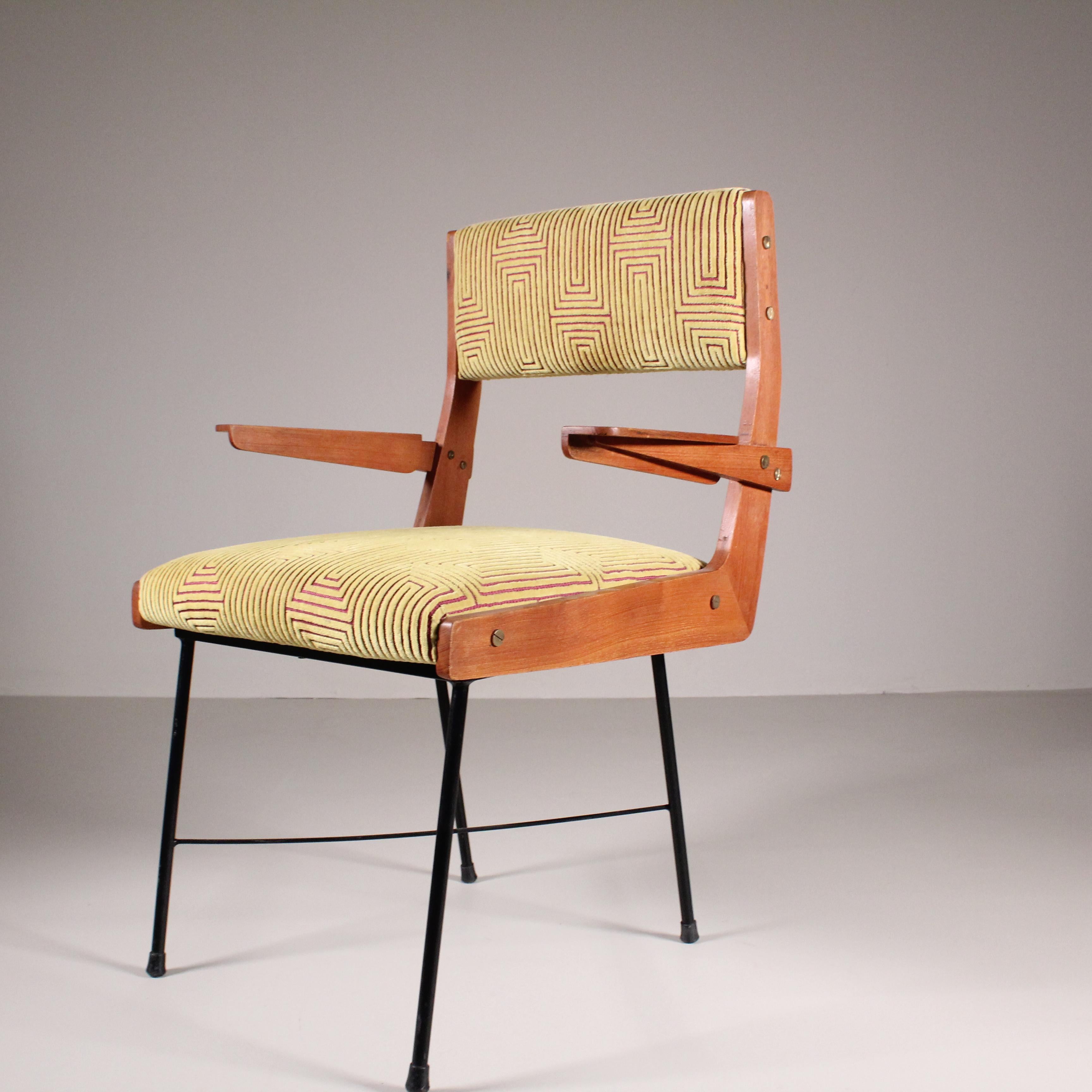 Silla con reposabrazos circa 1960 en venta 2