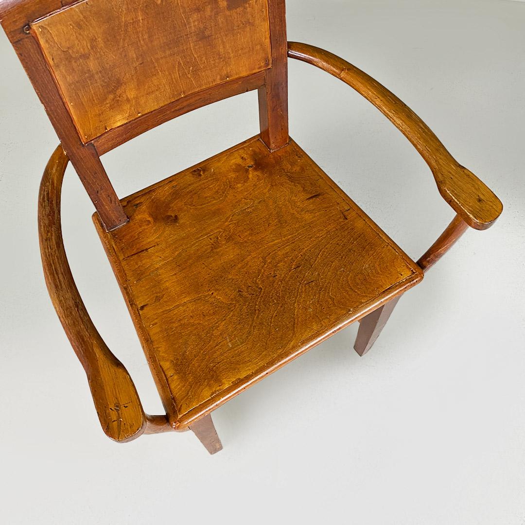 Sedia con braccioli in legno di noce risalente all'inizio del 1900 For Sale 1
