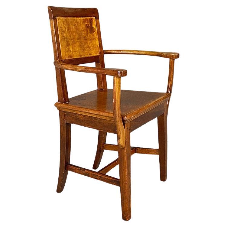 Sedia con braccioli in legno di noce risalente all'inizio del 1900 For Sale