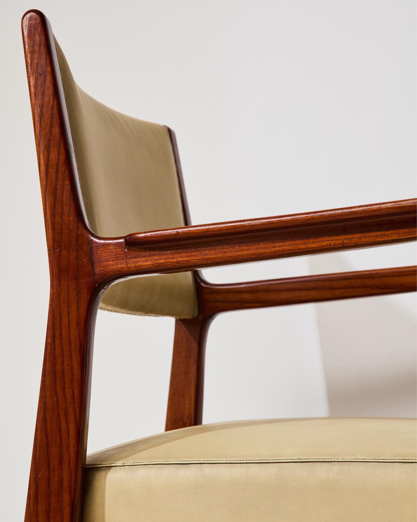 Elegante poltroncina/sedia con braccioli mod. 110 con telaio in noce, piedi in bronzo e rivestimenti originali color avorio, disegnata da Gio Ponti per Cassina. Italia, anno 1950 ca. 
La struttura è stata accuratamente restaurata, mentre i