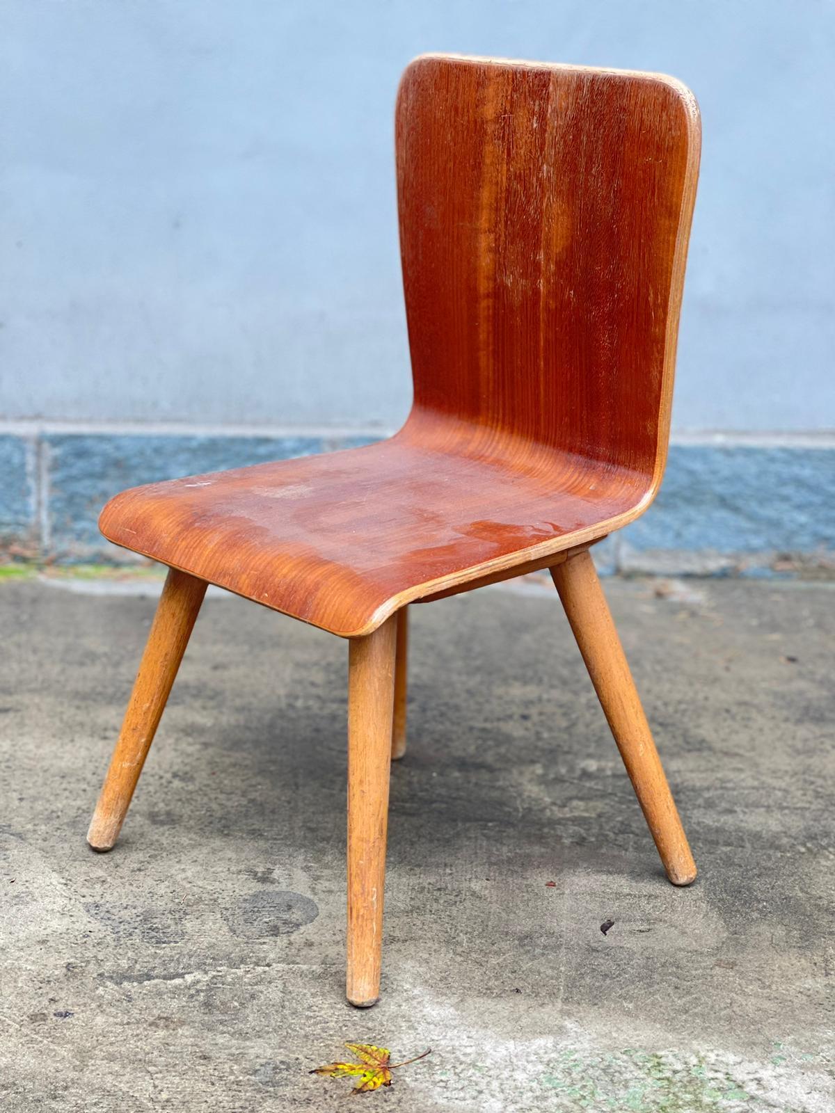 Sedia Miniatura design 1950s

Descrizione:
Sedia in miniatura legno curvato realizzata in Italia nella metà del XX Secolo
La Poltroncina è in ottime condizioni come da foto.

Materiale:
Legno Curvato

Periodo di