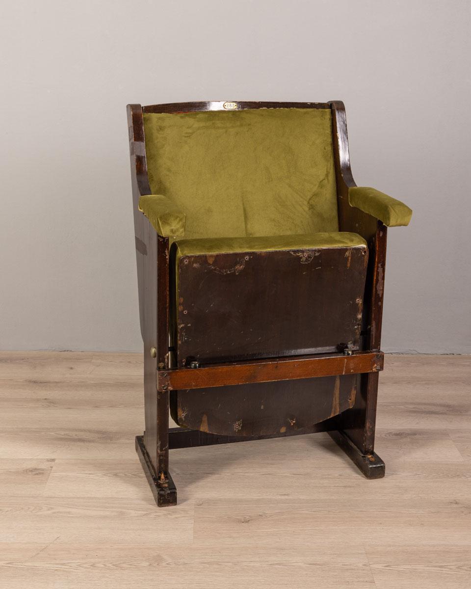 Silla de cine con estructura de madera y tapicería de terciopelo verde, diseño italiano, años 60.

CONDICIÓN:
En buen estado, presenta signos de desgaste por el paso del tiempo.

DIMENSIONES: 
Altura 87 cm; Anchura 58 cm; Longitud 50 cm

MATERIALES: