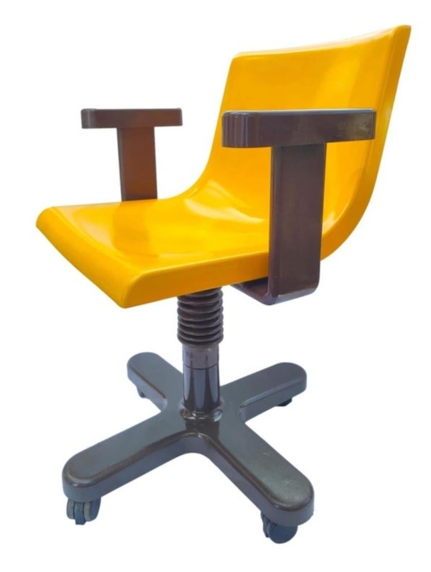 Atemberaubender Schreibtischstuhl für Sammler, Produktion Olivetti synthesis, Design Ettore Sottsass, Italien, 1975.

Gestell aus braunem Metall, Sitz und Rückenlehne aus gelbem Kunststoff.

Er misst 80 cm in der Höhe, 50 cm in der Tiefe, 58 cm in