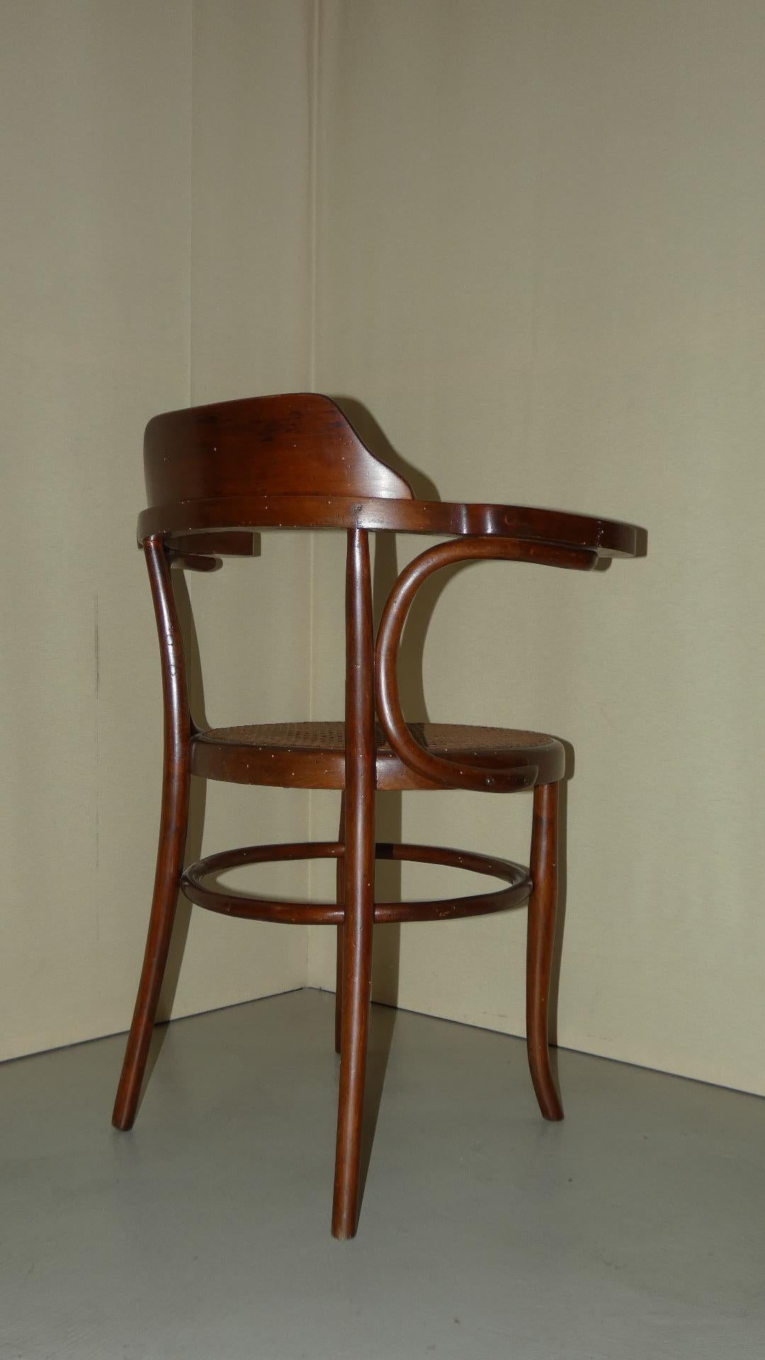 Le sedie con il nome di donna...

Wäckerlin, sedia da scrivania in Gelso curvato a vapore con seduta in paglia di Vienna e ferramenta in ferro battuto a mano.
Un pezzo di storia che risale alla fine del periodo Napoleonico.

Alla fine dell’800, a