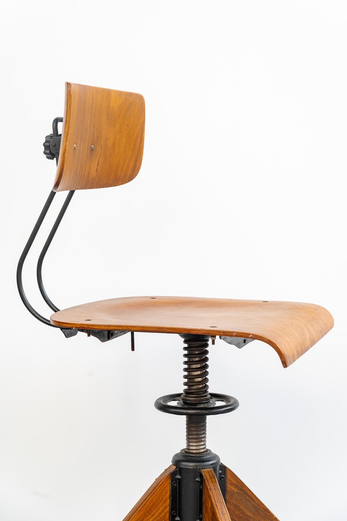Rowac Schreibtisch-Drehstuhl von Robert Wagner, 1920er Jahre. 
Seltener Industriestuhl mit industrieller Patina. Er wurde in den 1920er Jahren in Deutschland nach einem Entwurf von Robert Wagner, Rowac, hergestellt. Der Stuhl ist dank der Position