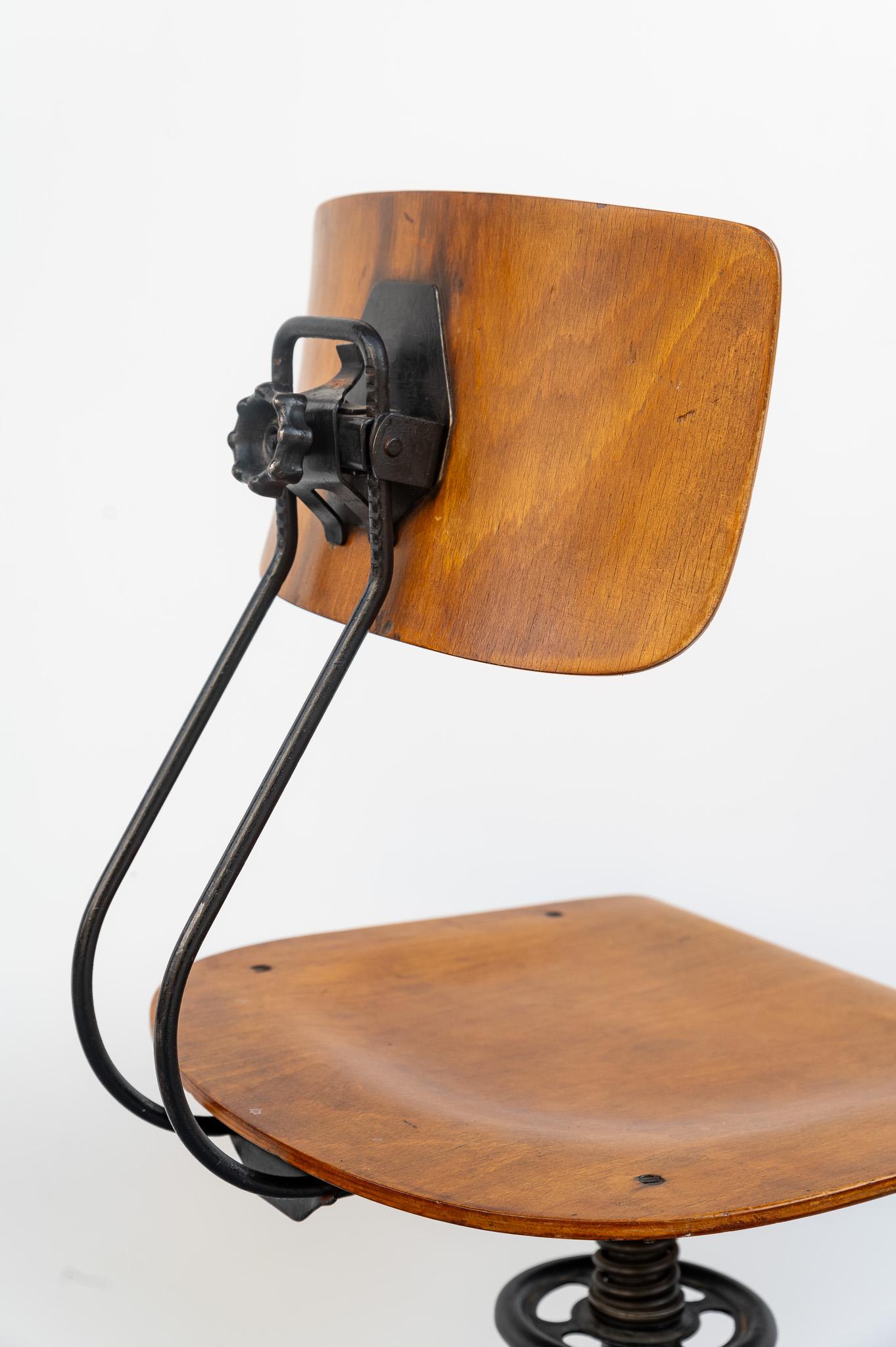 Rowac swivel desk chair by Robert Wagner, 1920s  In Good Condition For Sale In Bastia Umbra, IT