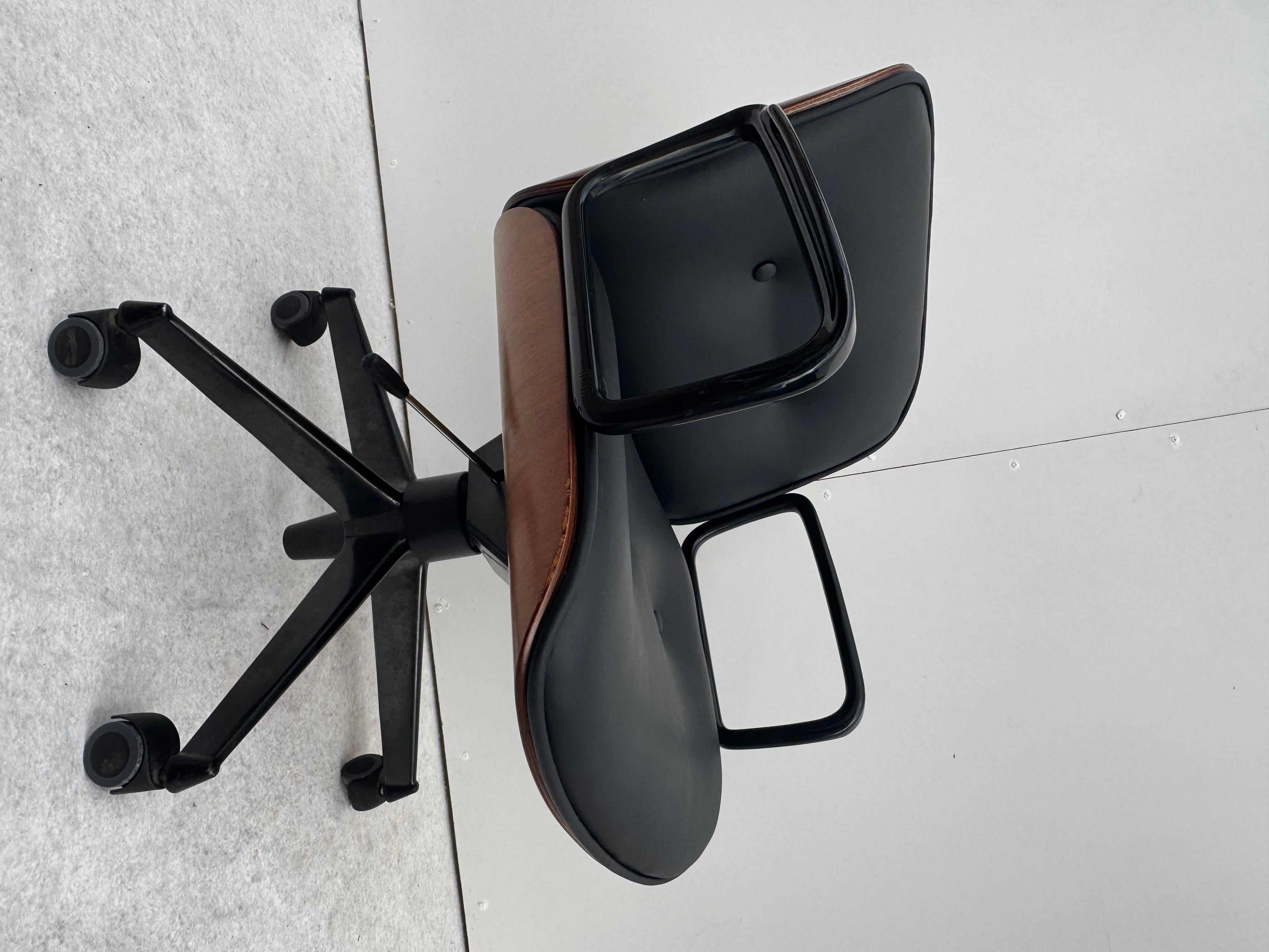 Poltroncina da ufficio girevole con braccioli e schienale disegnata da Ico Parisi e prodotta da MIM (Mobili Italiani Moderni - Roma), Made in Italy Anni '60. 
La scocca è in legno curvato, la seduta e lo schienale sono imbottiti e ritappezzati, e