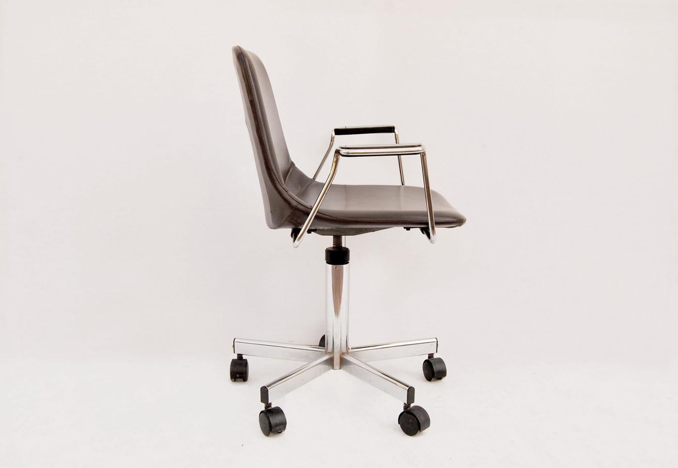Magnifique chaise de bureau vintage des années 1980.
Fabriquée en Italie par MIM mim mobili spa, cette chaise a une structure en métal chromé avec assise et dossier intégrés, rembourrés et recouverts de similicuir marron foncé, avec des housses