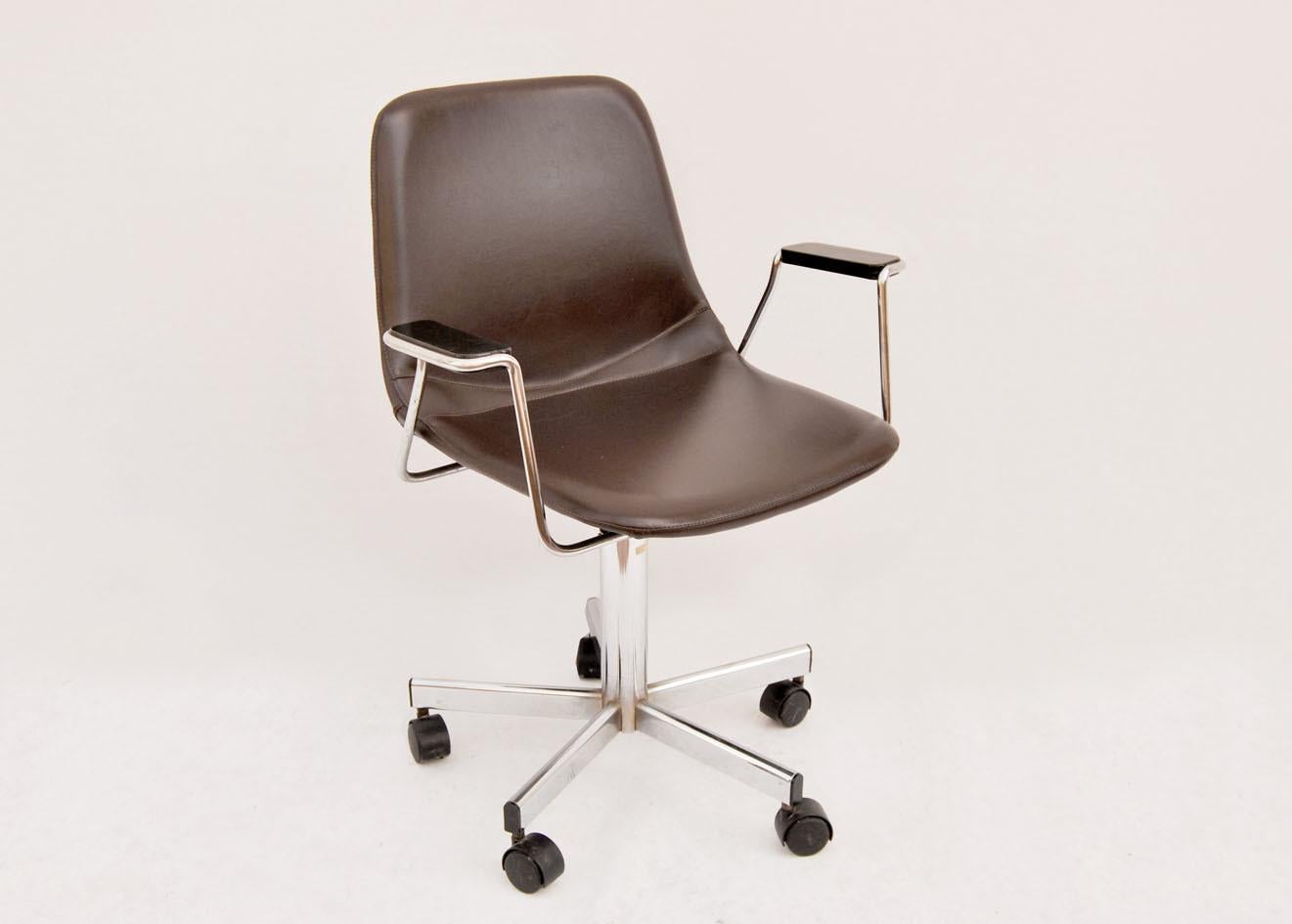 Italian Office chair and desk  vintage MIM For Sale