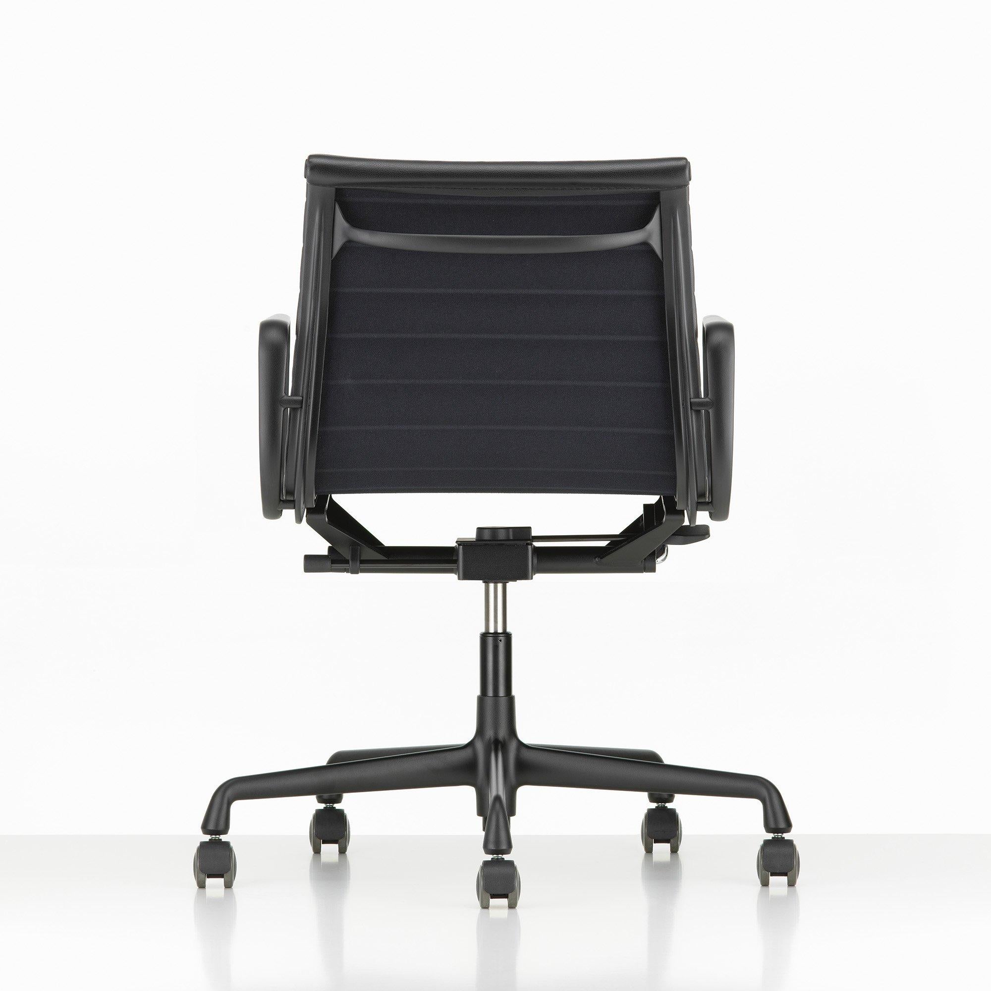 Mid-Century Modern Chaise de bureau Ea 117 par Charles et Ray Eames et produite par Vitra en 1999 en vente