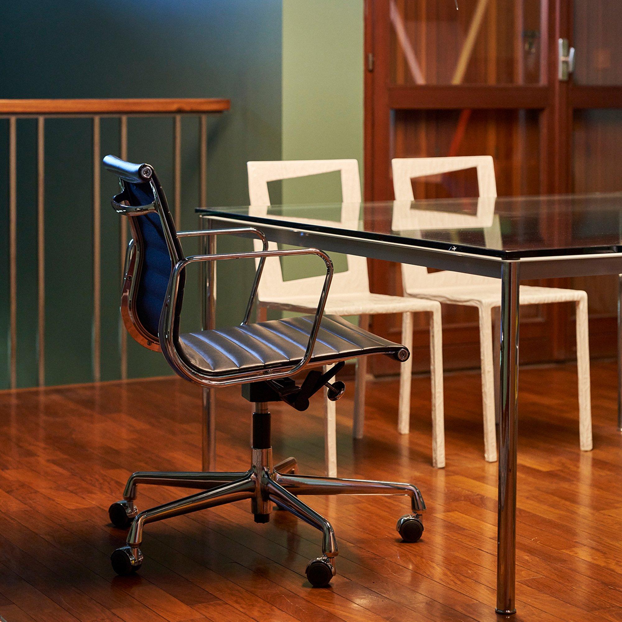 Chaise de bureau Ea 117 par Charles et Ray Eames et produite par Vitra en 1999 Excellent état - En vente à Ravenna, IT