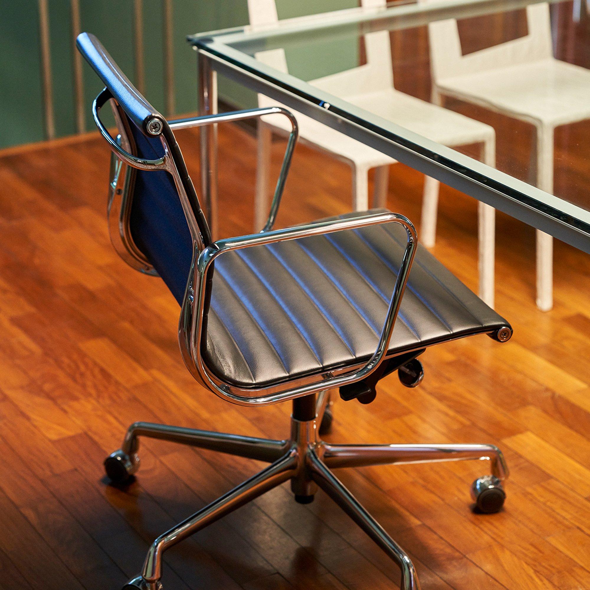 Aluminium Chaise de bureau Ea 117 par Charles et Ray Eames et produite par Vitra en 1999 en vente