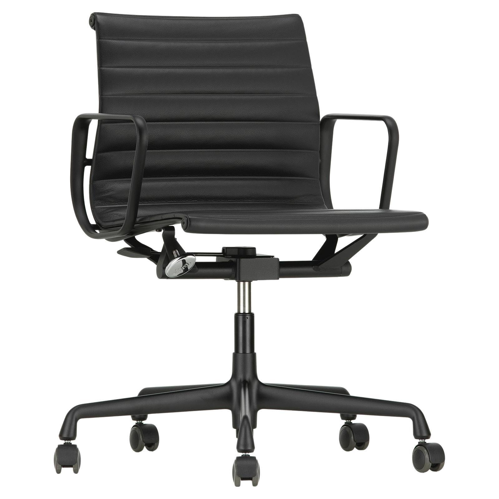 Chaise de bureau Ea 117 par Charles et Ray Eames et produite par Vitra en 1999 en vente
