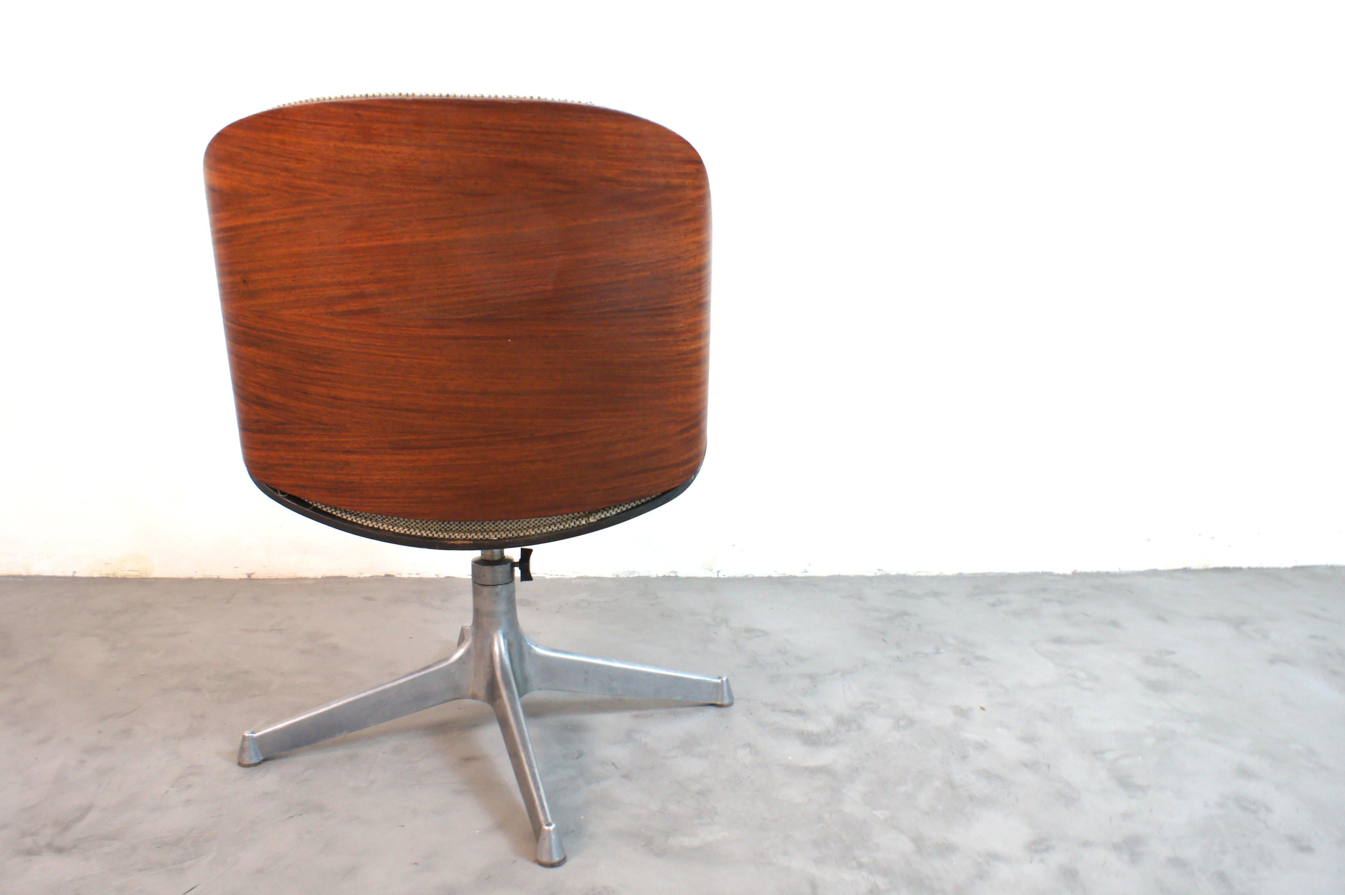 Sedia da ufficio girevole prodotta da M.I.M (mobili italiani moderni) disegnata da Ico e Luisa Parisi, italia anni '60.

Il telaio della sedia è in legno multistrato curvato con finitura in palissandro, la base è in alluminio a 4 raggi. 

La