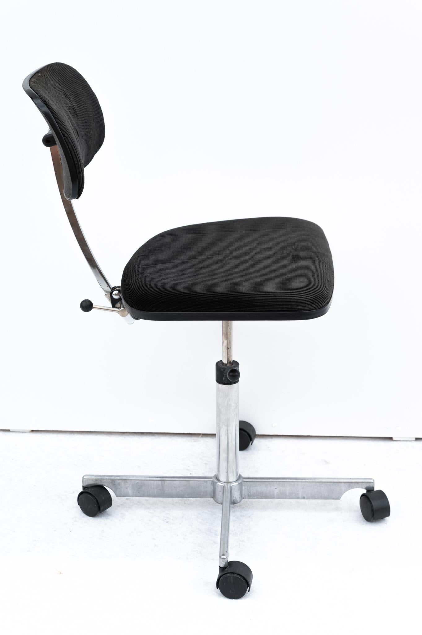 Silla de oficina KEVI de Jorgen Rasmussen, década de 1960. 
Silla de oficina KEVI con ruedas dobles. La silla KEVI es un clásico de principios de los años sesenta. Fue diseñado en 1958 por el arquitecto Jorgen Rasmussen para la empresa Kevi. Esta