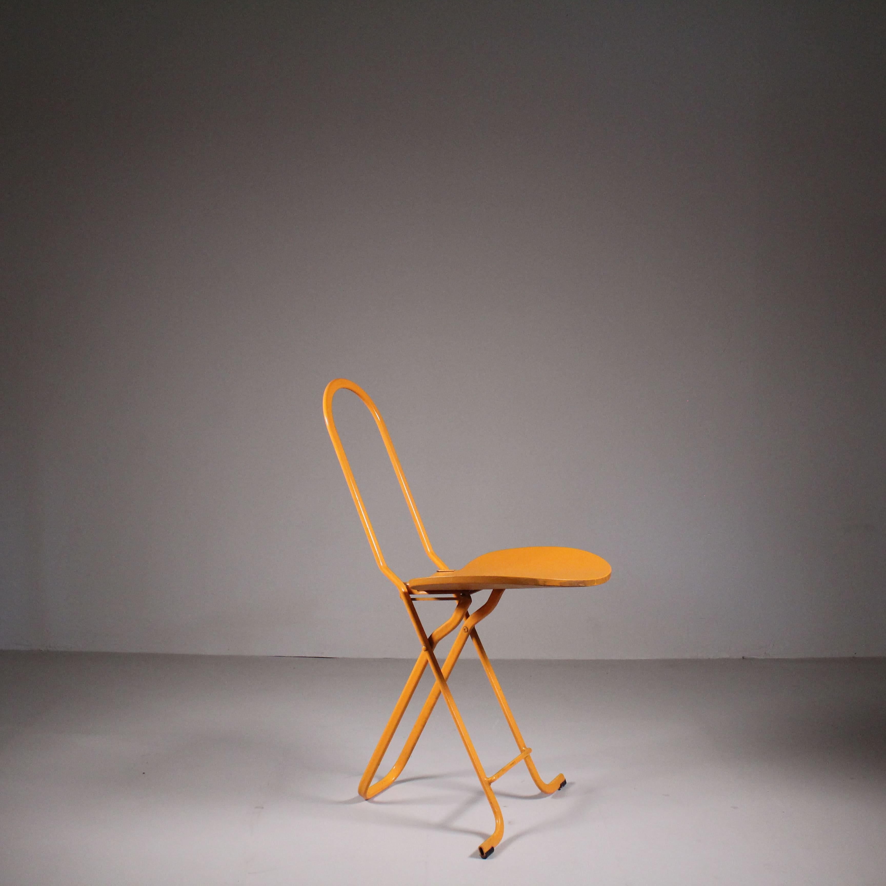 Der 1970 von Gastone Rinaldi für Thema entworfene Stuhl Dafne ist eine Ikone des modernen italienischen Designs. Sie zeichnet sich durch eine Mischung aus Innovation und ästhetischer Kühnheit aus und verkörpert den kreativen und funktionalen Geist