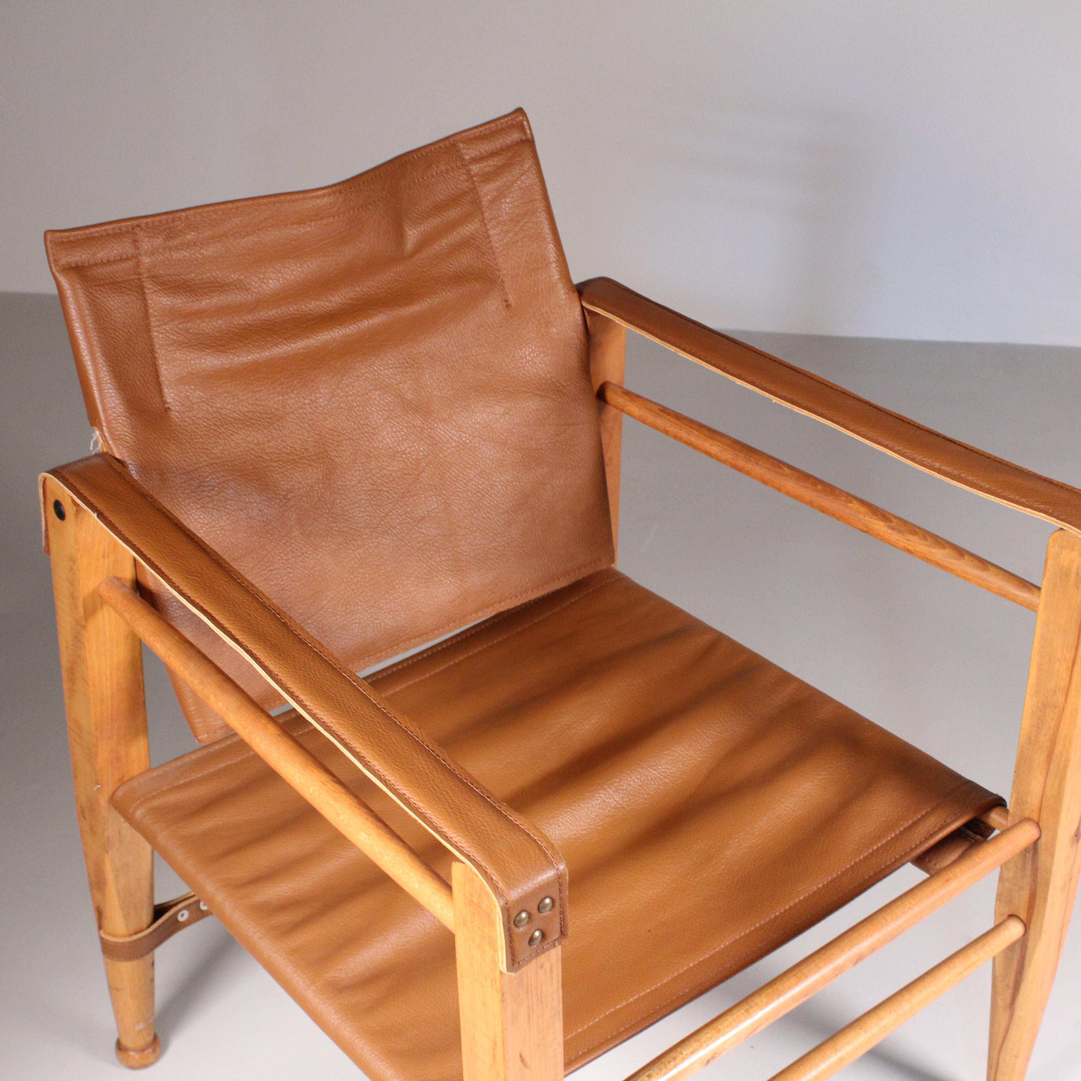 La chaise en cuir Safari de Fritz Hansen, datant des années 1960, est une icône du design moderne danois. Dotée d'une élégante structure en bois, cette chaise est recouverte de cuir fin, ce qui confère une touche de luxe et de confort à l'ensemble.