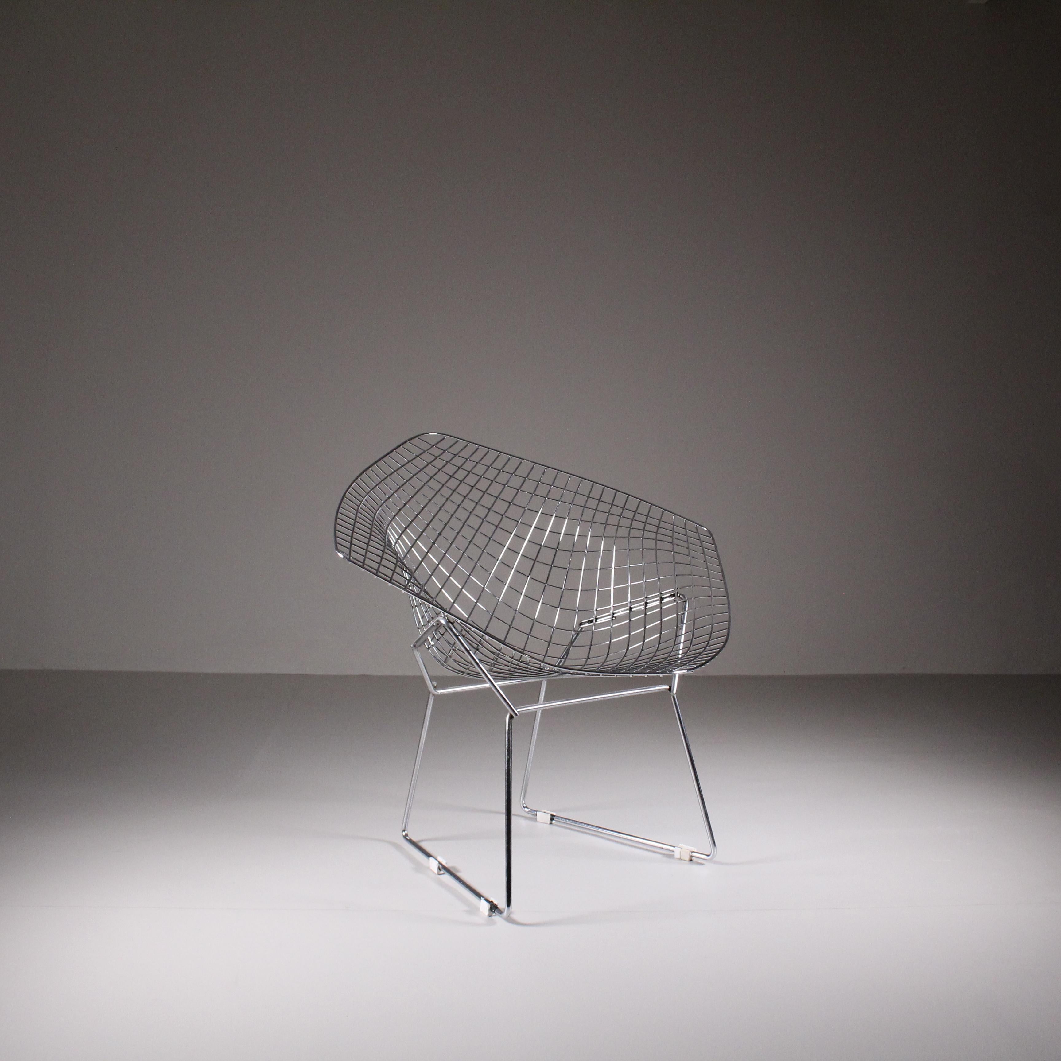 La sedia Diamond di Harry Bertoia è un’icona intramontabile del design moderno, celebrata per la sua eleganza e la sua straordinaria leggerezza visiva. Progettata da Bertoia nel 1952, la sedia rappresenta un connubio perfetto tra forma scultorea,