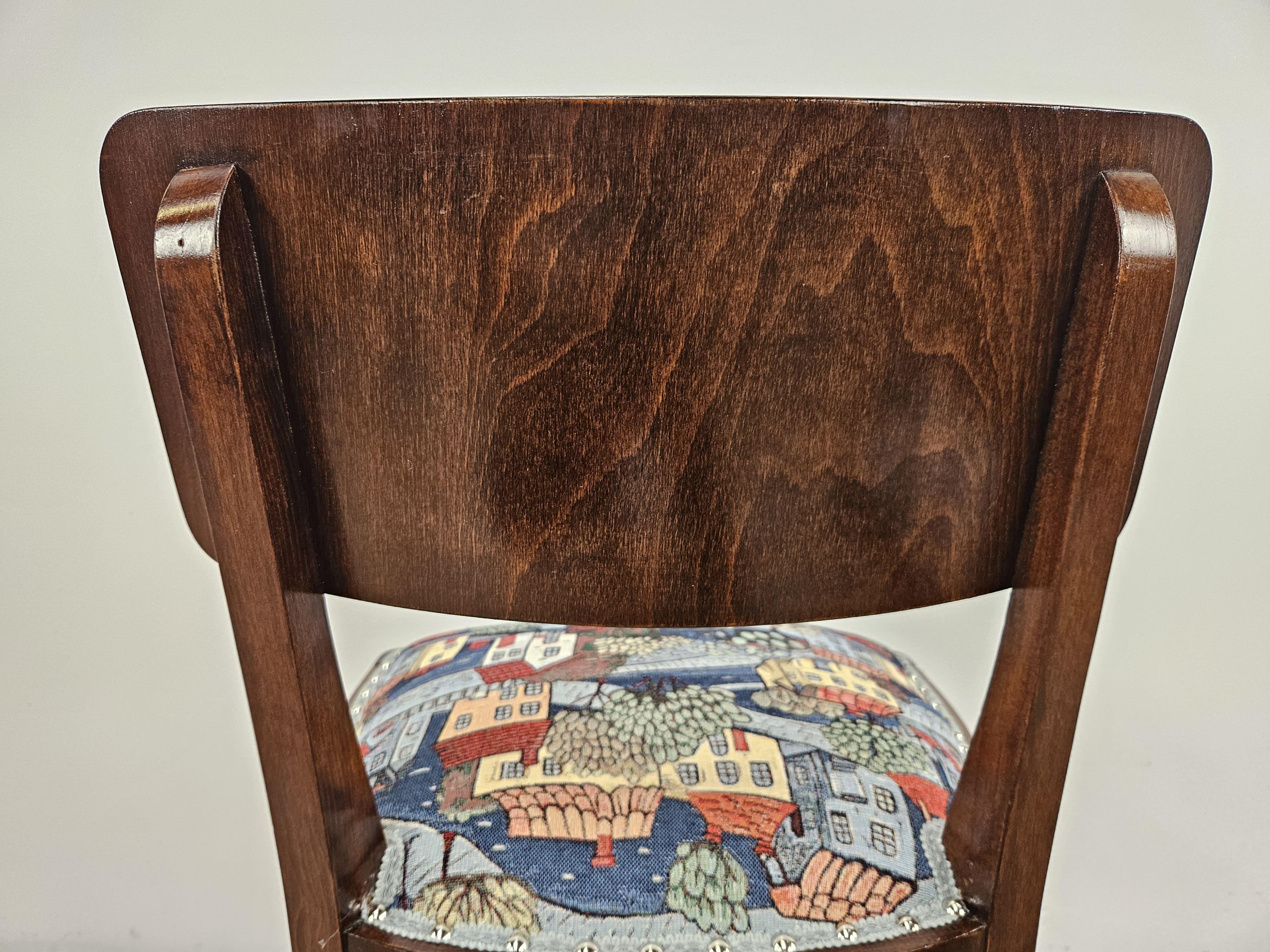 Sedia e sgabello Art Decò per camera da letto in noce con tessuto fantasy 1930 in vendita 5