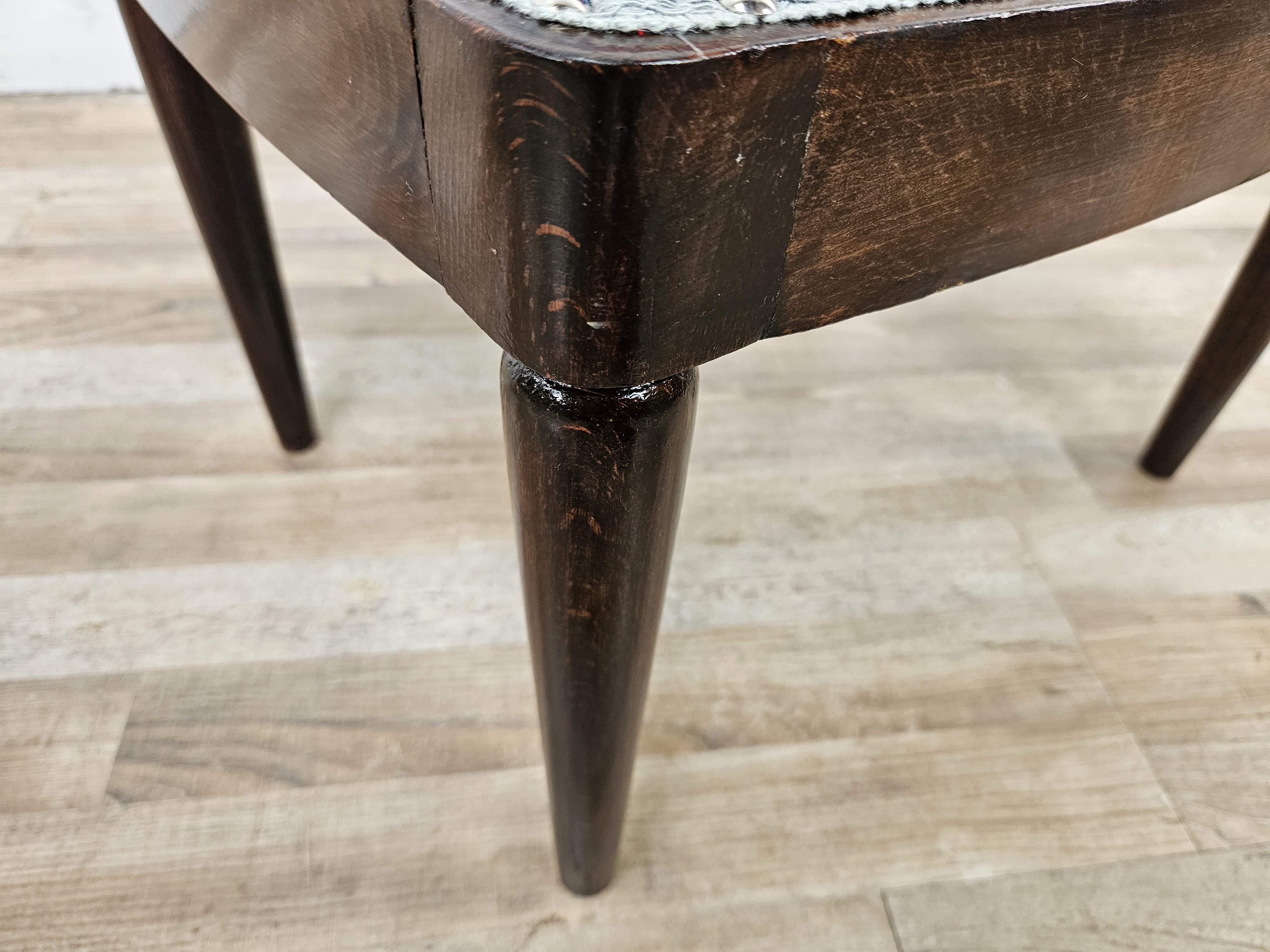 Sedia e sgabello Art Decò per camera da letto in noce con tessuto fantasy 1930 in vendita 11