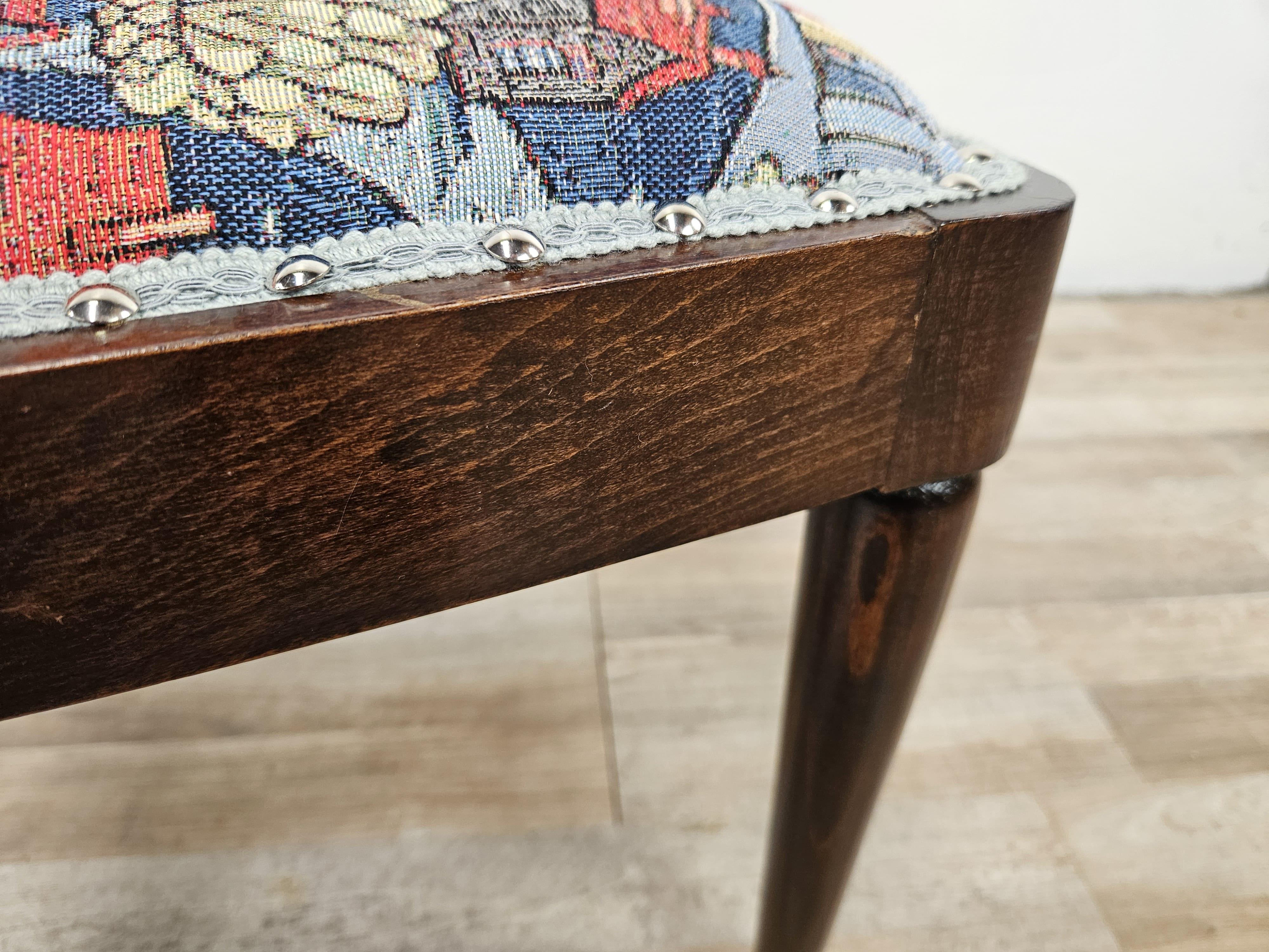 Sedia e sgabello Art Decò per camera da letto in noce con tessuto fantasy 1930 in vendita 12