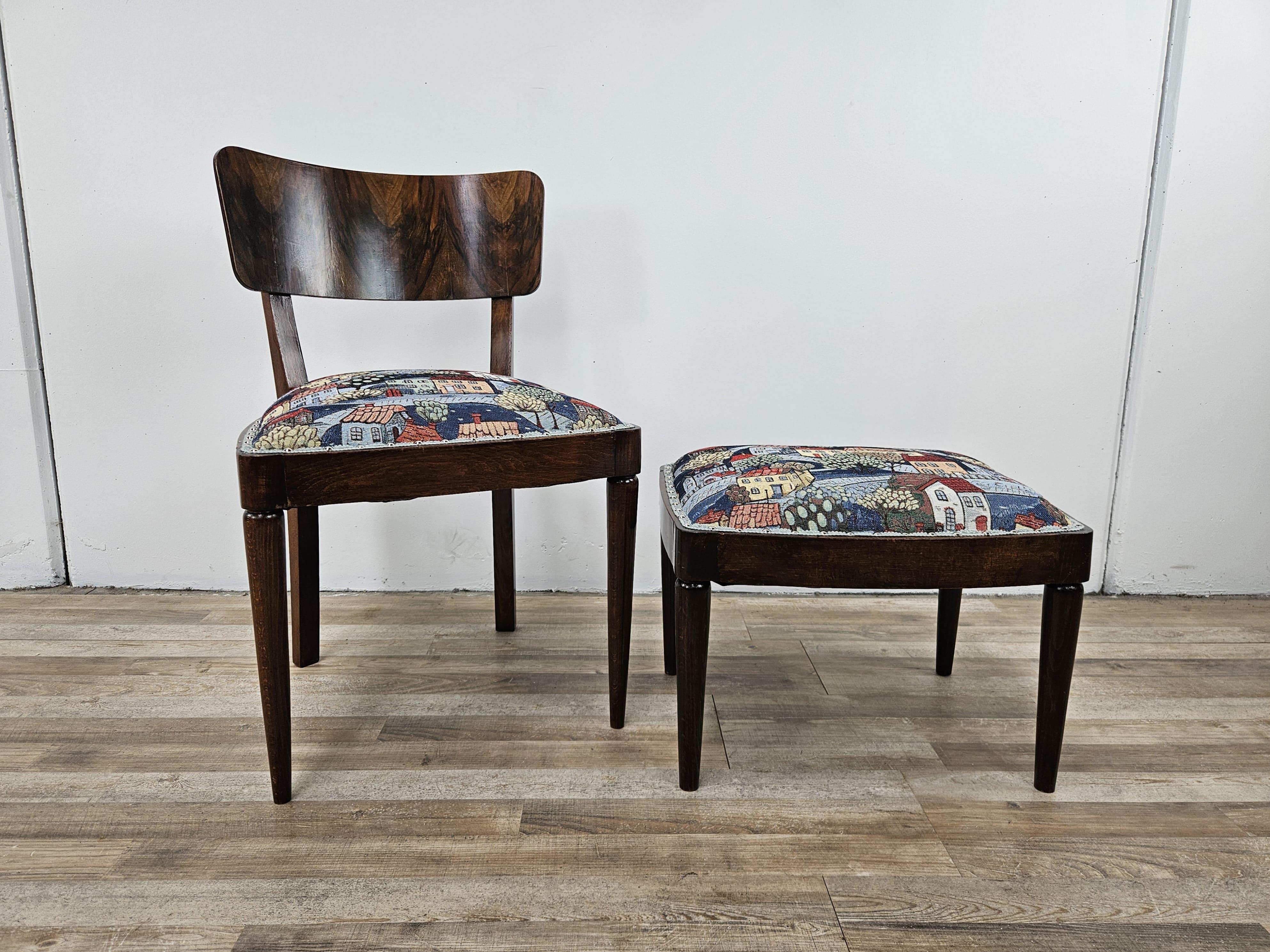 Set per camera da letto con sedia e sgabello abbinato risalente al periodo Art Decò primi anni '30 italiano.

Sedia L46cm P47cm H75cm seduta H46cm
Sgabello L47cm P38cm H37cm

Le sedute sono state appena rivestite con un nuovo tessuto fantasia molto