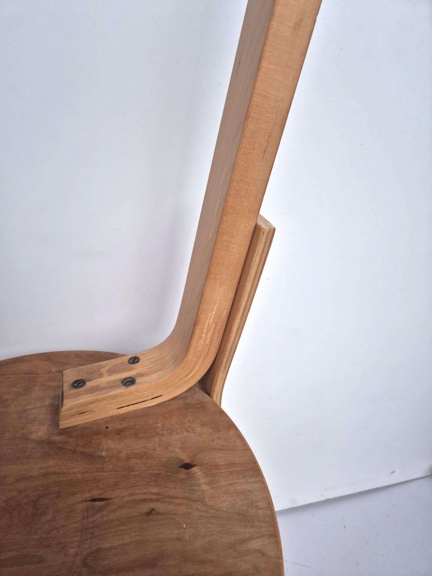 E65 Stuhl von Alvar Aalto für Artek, Finnland, 1950er Jahre 
Ein skandinavischer (finnischer) Stuhl von Alvar Aalto, Modell E65, entworfen in den 1930er Jahren. Dieser Stuhl stammt aus den 1950er Jahren und hat eine ORIGINAL-Patina. Es gibt leichte