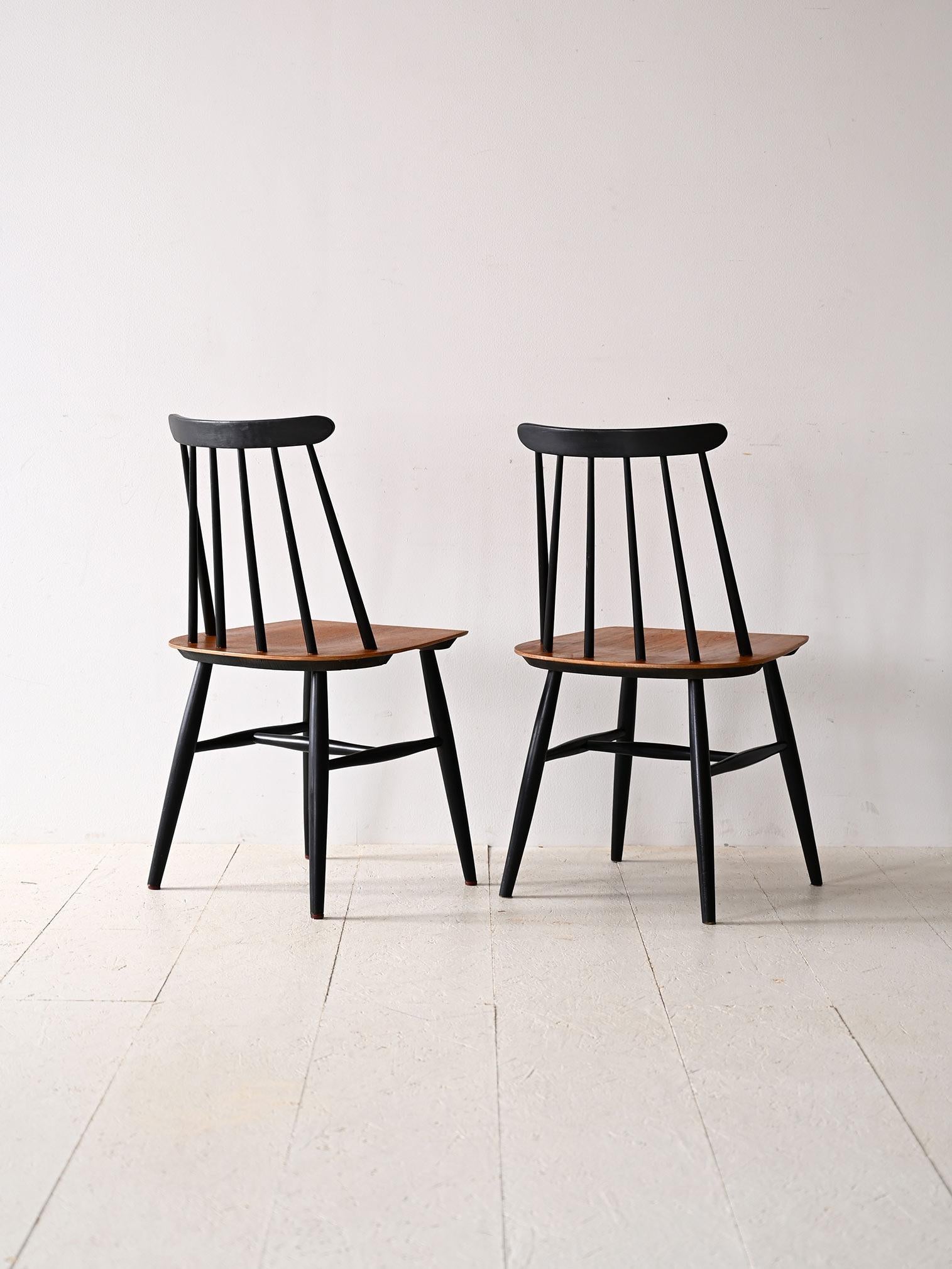 Chaise vintage Fannett, design finlandais.

Un modèle de chaise connu et imité dans le monde entier. Il se distingue par les lignes douces et organiques des lattes de bois du dossier et du bois courbé de l'assise.
Grâce au contraste entre le bois de
