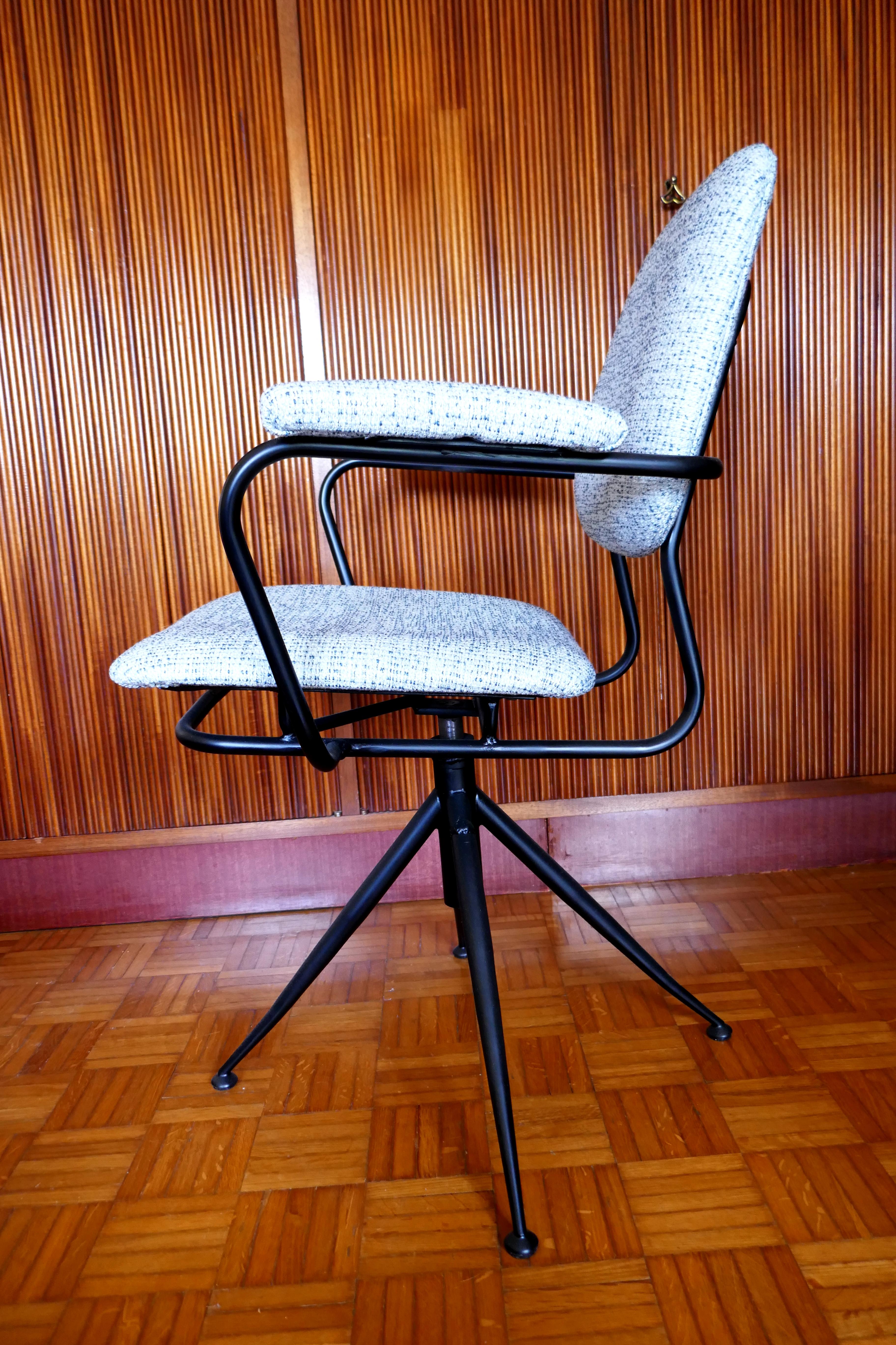 Swivel chair, possible Gastone Rinaldi for Rimadesio  In Good Condition For Sale In Lugo, IT