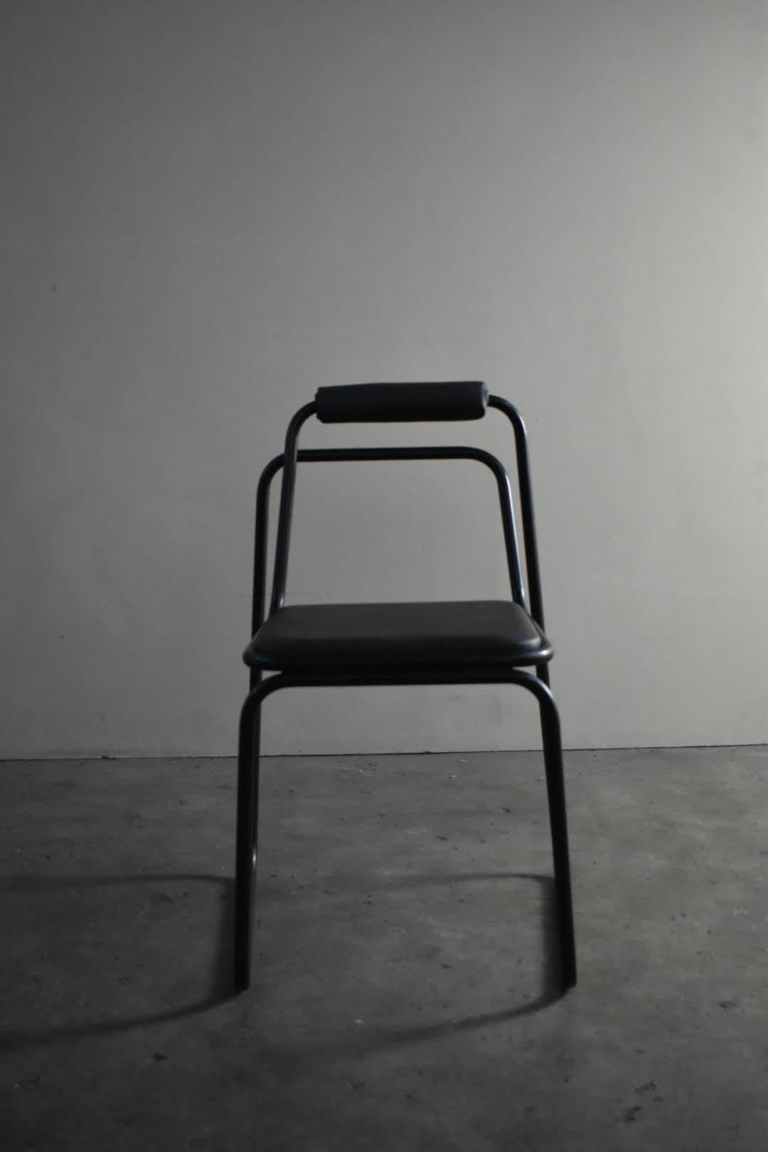 La sedia Glitch è ispirata al lavoro dell'artista Ant Scott e la sua serie di opere Glitch 
L'idea della sedia è spinta oltre il considerato perfetto
interfaccia per generare imprevisti, anomalie che diventano decorazione.
Realizzata in un'unica
