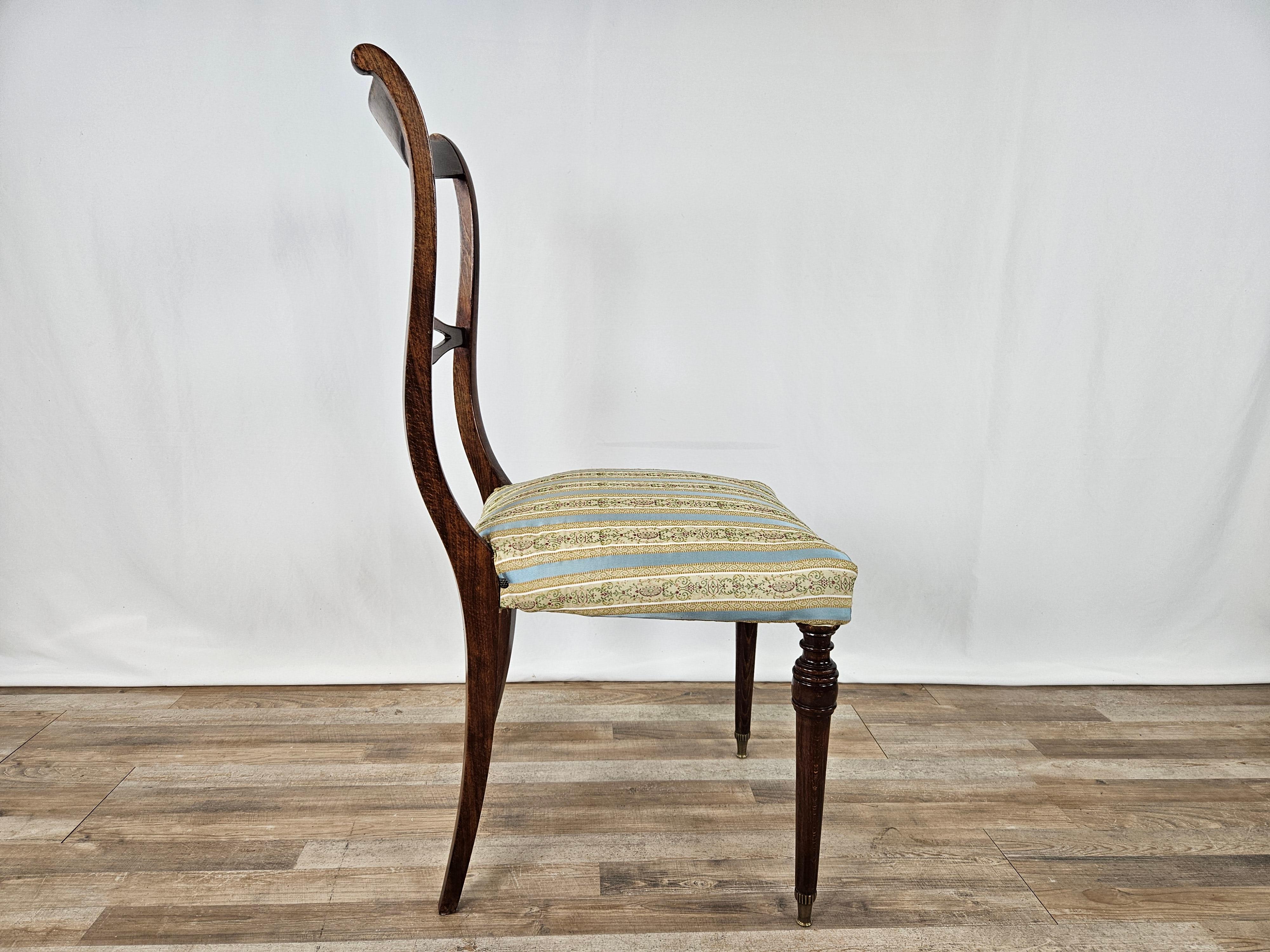 Elegante sedia in stile inglese per sala pranzo, produzione italiana di epoca 1960 circa.

Si presenta solida e robusta con struttura in legno di noce e seduta imbottita in tessuto originale dell'epoca. 

Particolari puntalini dei piedi anteriori in