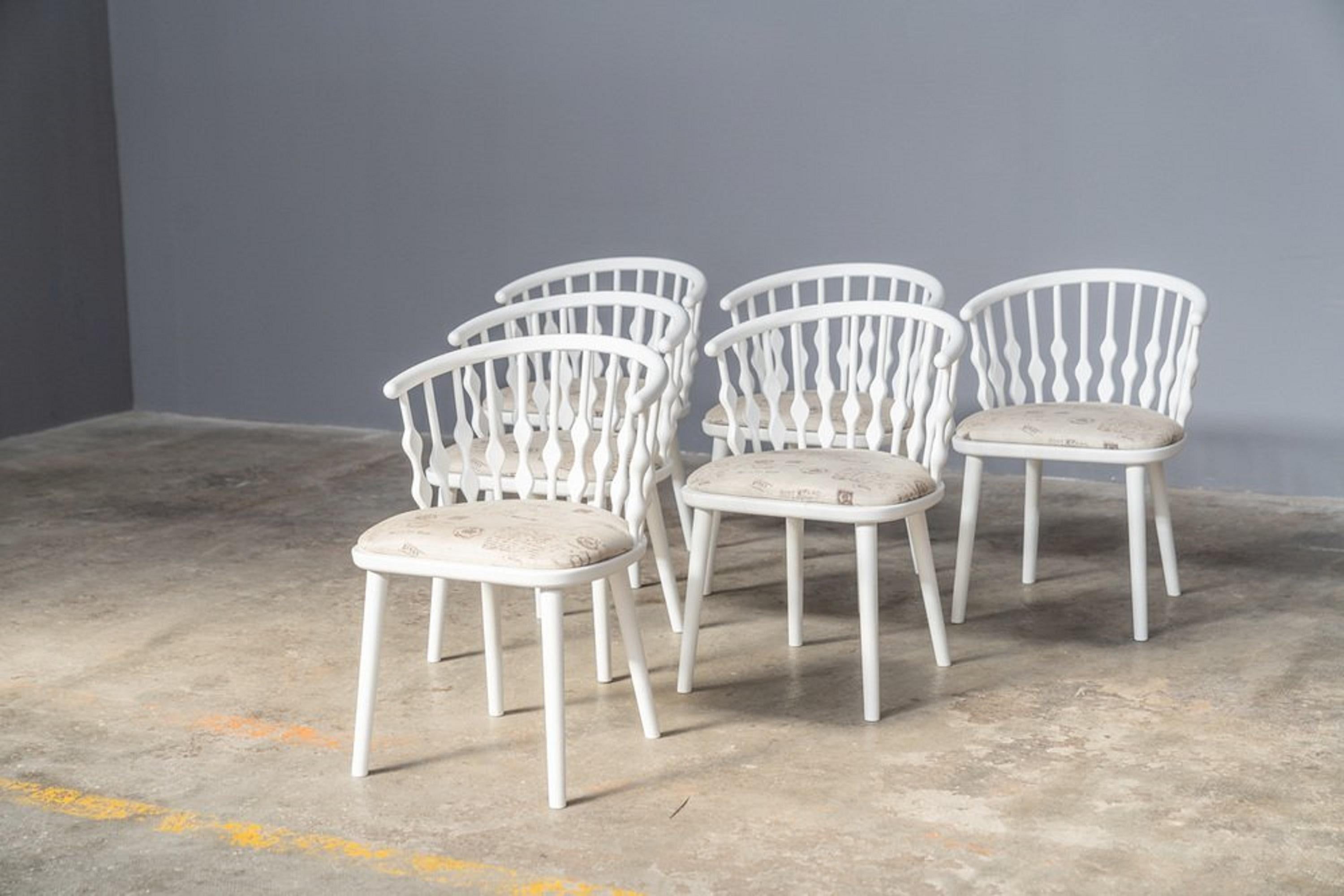 6 Stühle aus weiß lackierter Buche mit gepolstertem Sitz - Italien, Vintage-Stil

Elegantes Set aus 6 Stühlen mit bearbeiteten Lattenrosten und dampfgebogener Rückenlehne, ein Beispiel für italienisches Design, das von den 1970er Jahren inspiriert