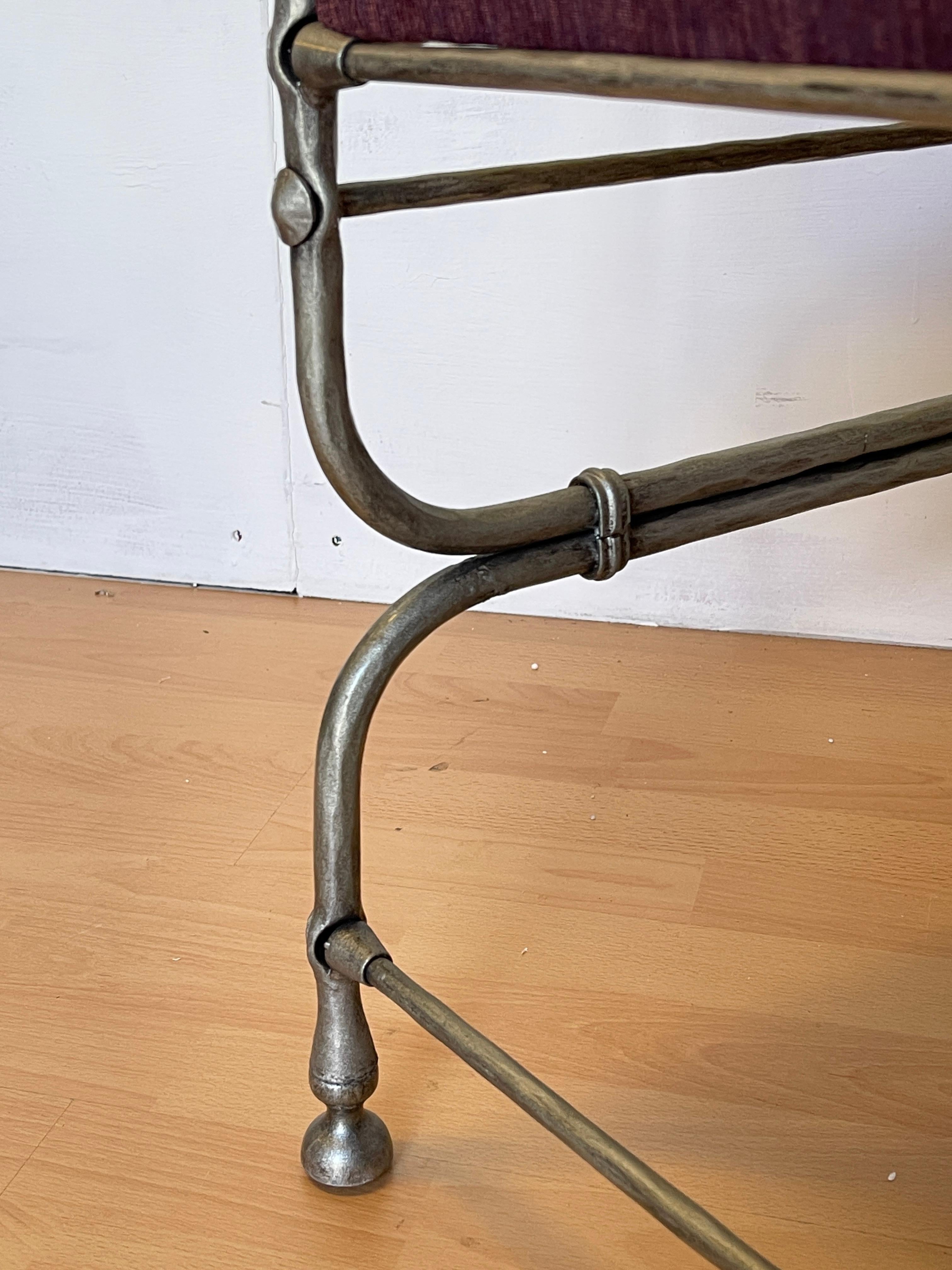 Sedia in Ferro Battuto con Seduta in Velluto Burdeos - Stile Medievale en Excelente estado para la venta en Cantù, IT