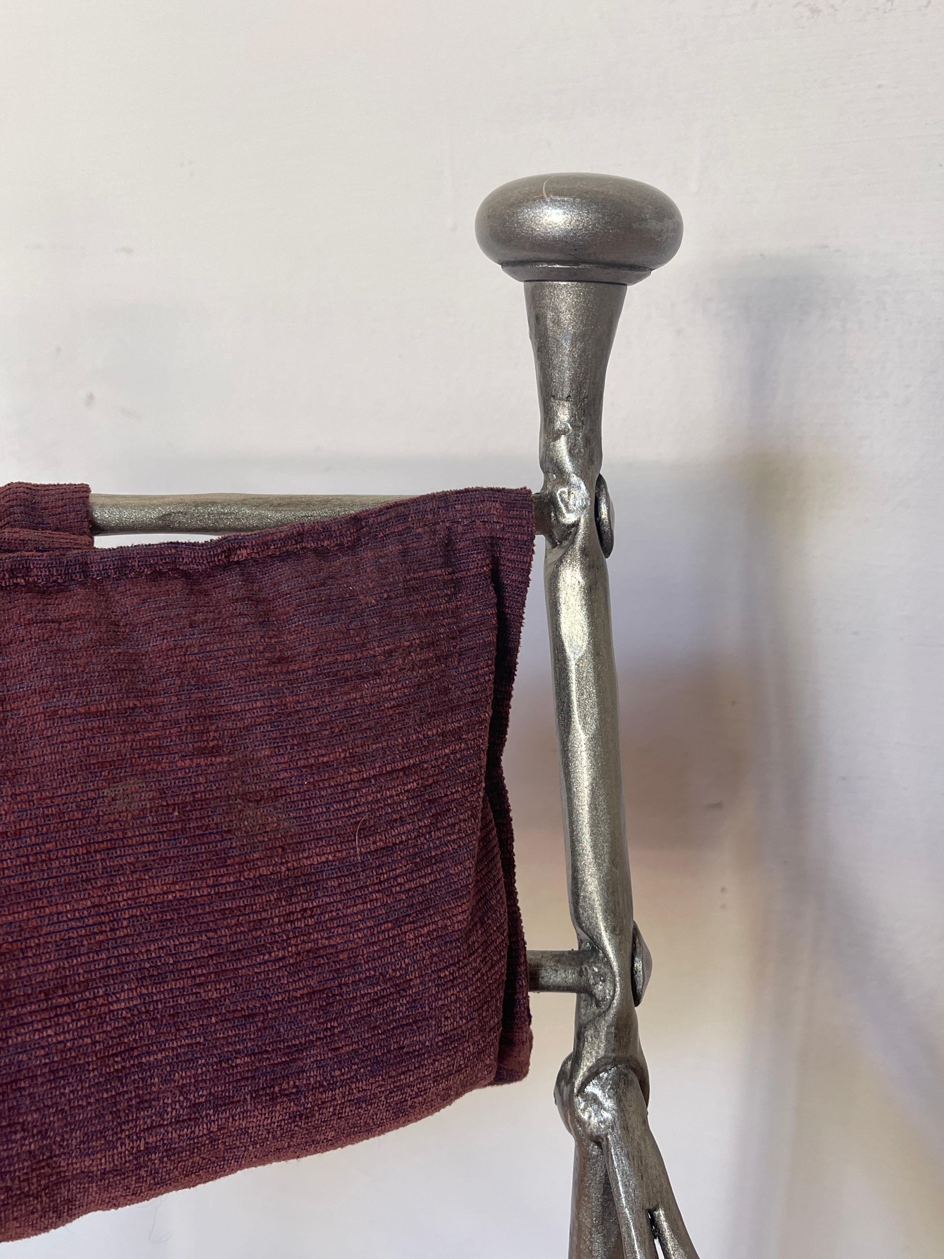 Sedia in Ferro Battuto con Seduta in Velluto Burdeos - Stile Medievale siglo XX en venta