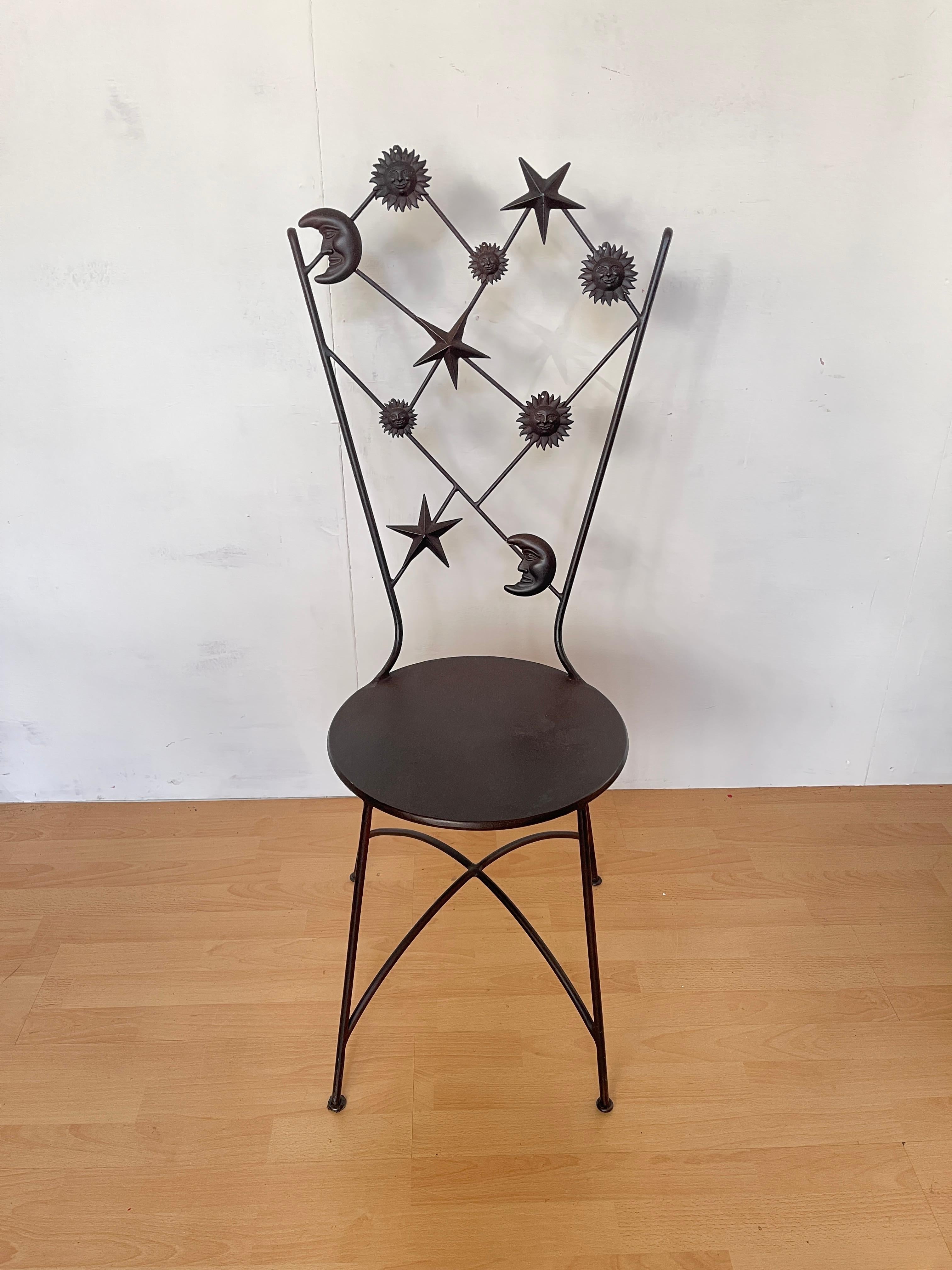 Der schöne Stuhl aus geschmiedetem Eisen ist ein einzigartiges Möbelstück, das sich durch ein originelles Design auszeichnet, das die Schönheit des Handwerks mit aussagekräftigen Symbolen verbindet. Die Rückenlehne des Stuhls zeigt Sonnen- und