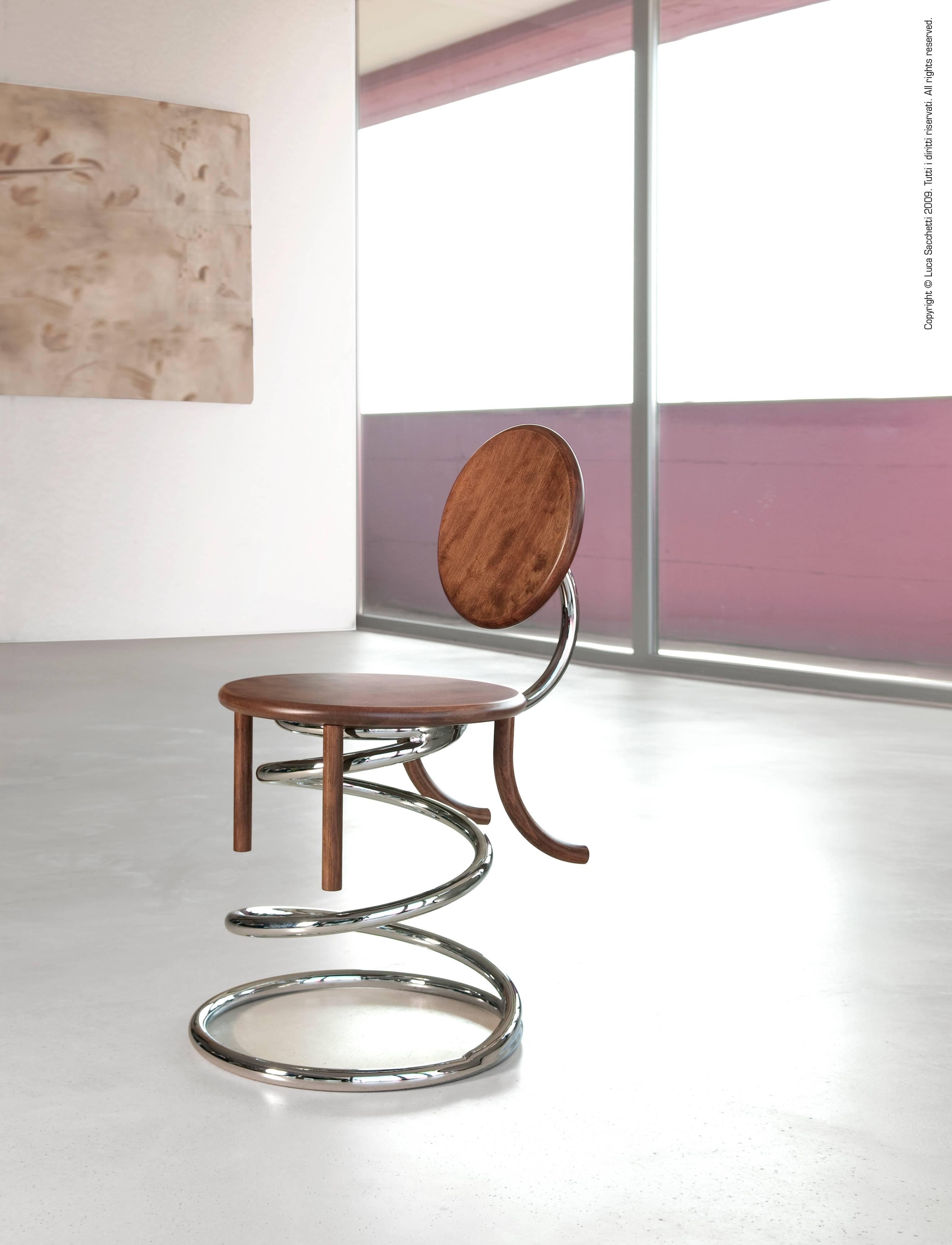 Sedia in libertà consists of a seat and a backrest made of 2 cm (0.8 in) thick solid beech wood with a diameter of 40 cm (15.7 in) and 30 cm (11.8 in) respectively. The seat, at 40 cm (15.7 in) from the ground, has four solid beech wood legs