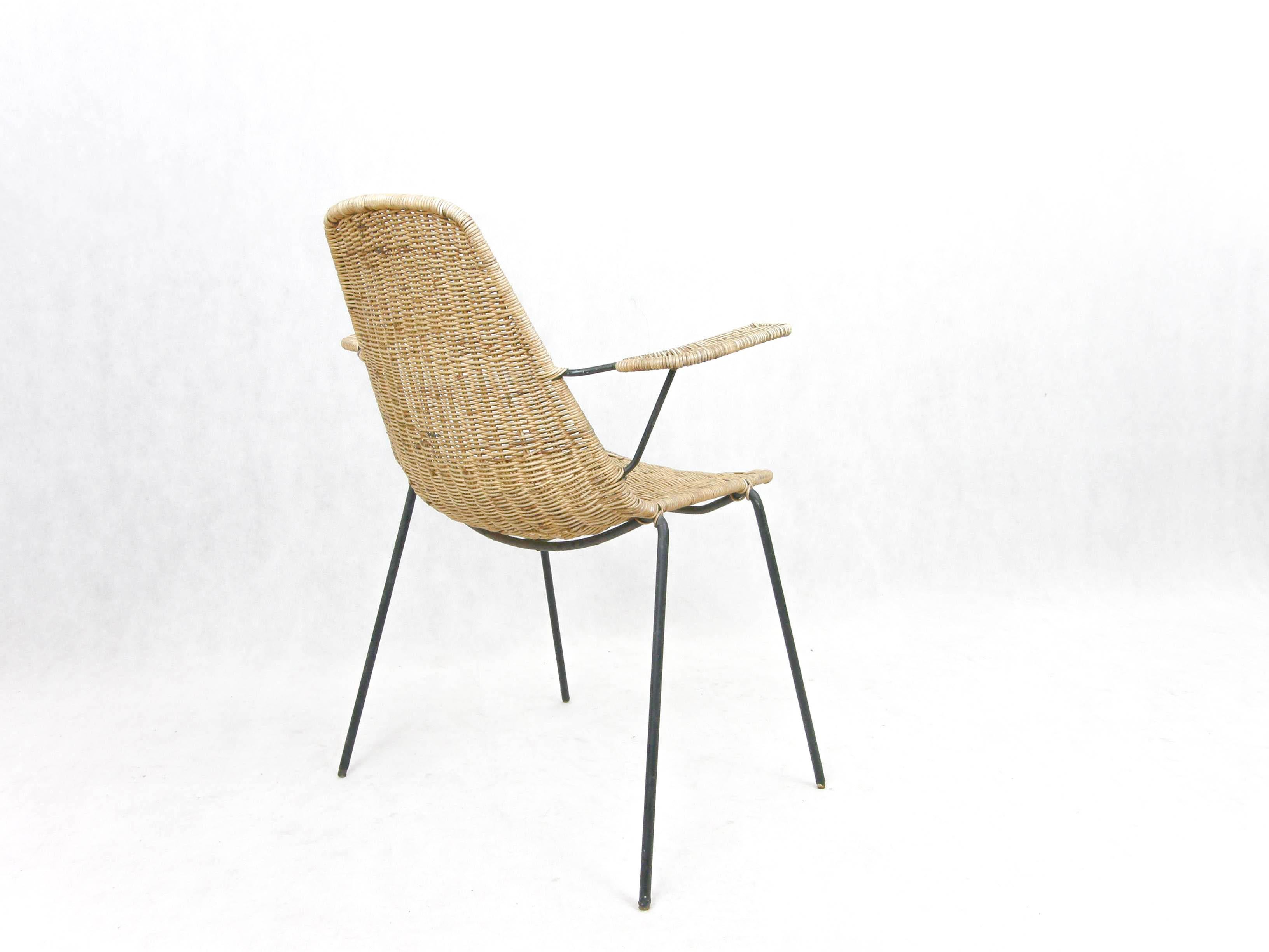 Italian Wicker chair with armrests Campo and Graffi italia 1950s For Sale
