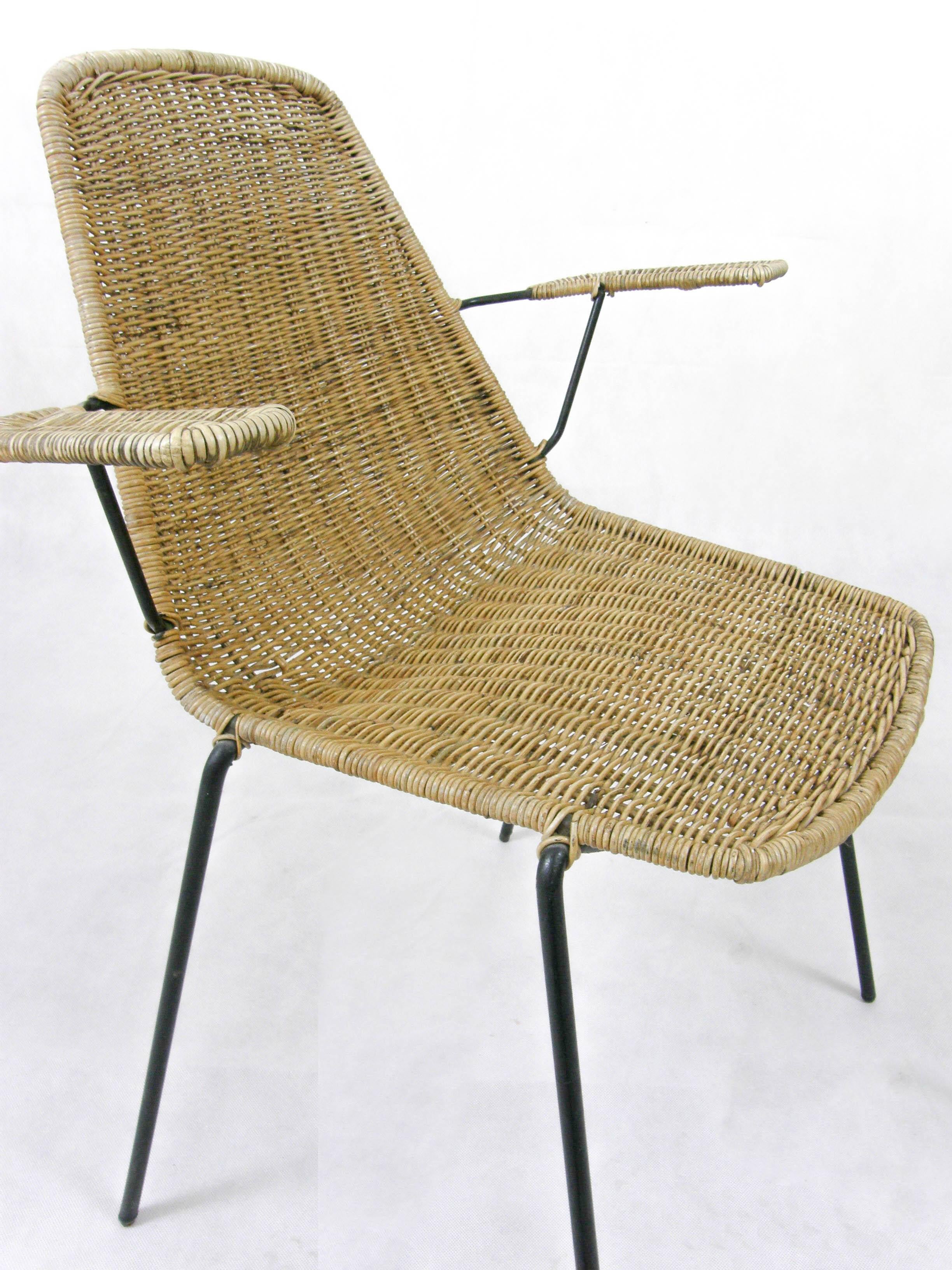 Wicker chair with armrests Campo and Graffi italia 1950s In Good Condition For Sale In Genova, IT