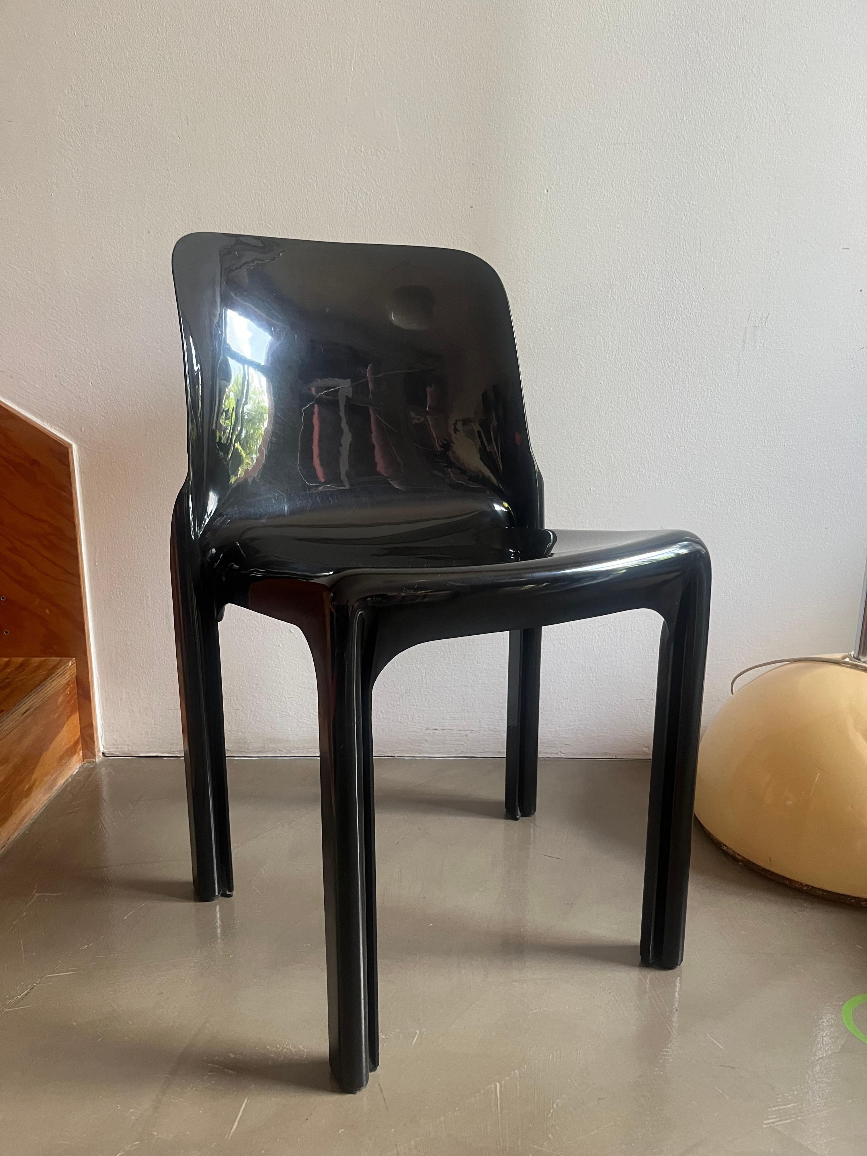 Sedia Nera Selene di Artemide – Design Iconico Anni '60 di Vico Magistretti  

Esplora l'eleganza intramontabile della sedia nera Selene di Artemide, progettata dal celebre designer Vico Magistretti negli anni '60. Questa iconica sedia in plastica