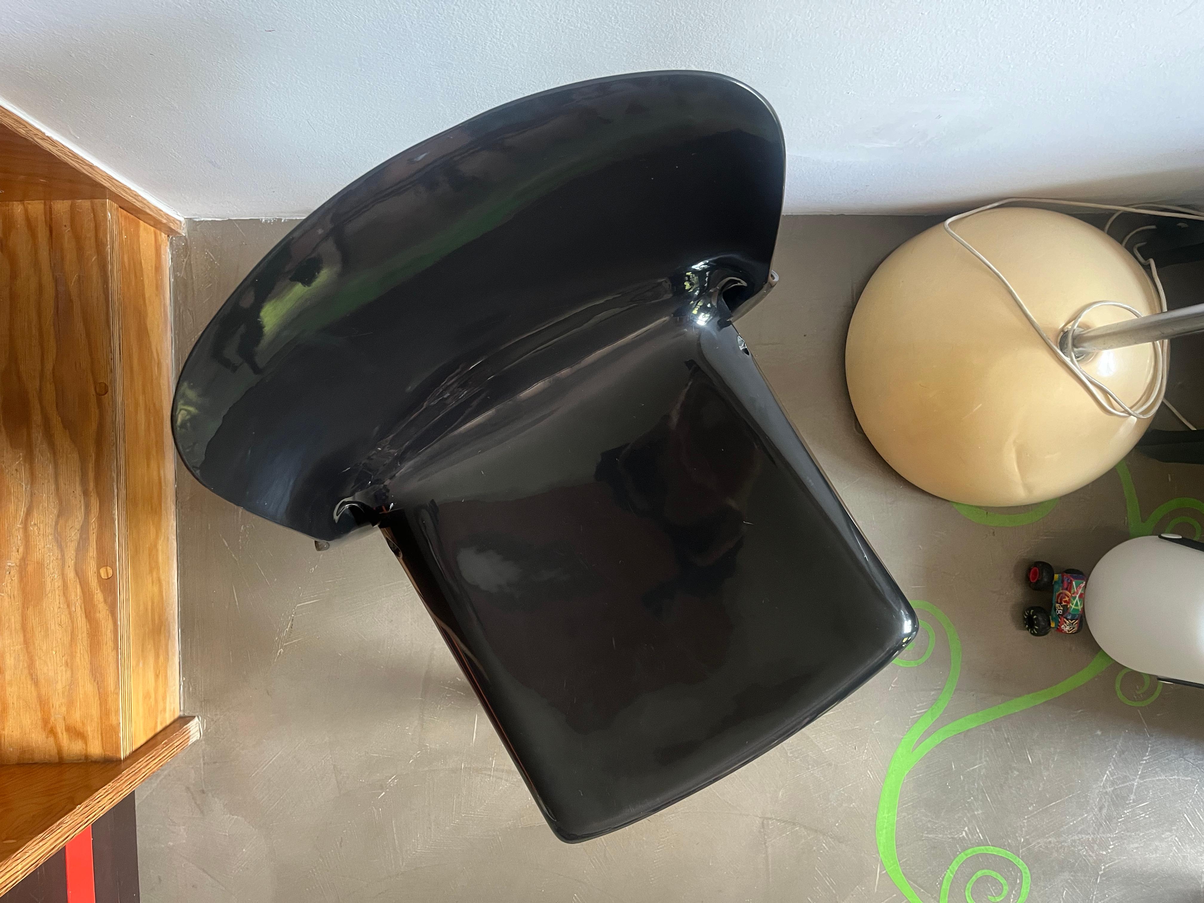 Mid-Century moderno Sedia in plastica nera mod. Selene 70s Artemide disegnata da Vico Magistretti