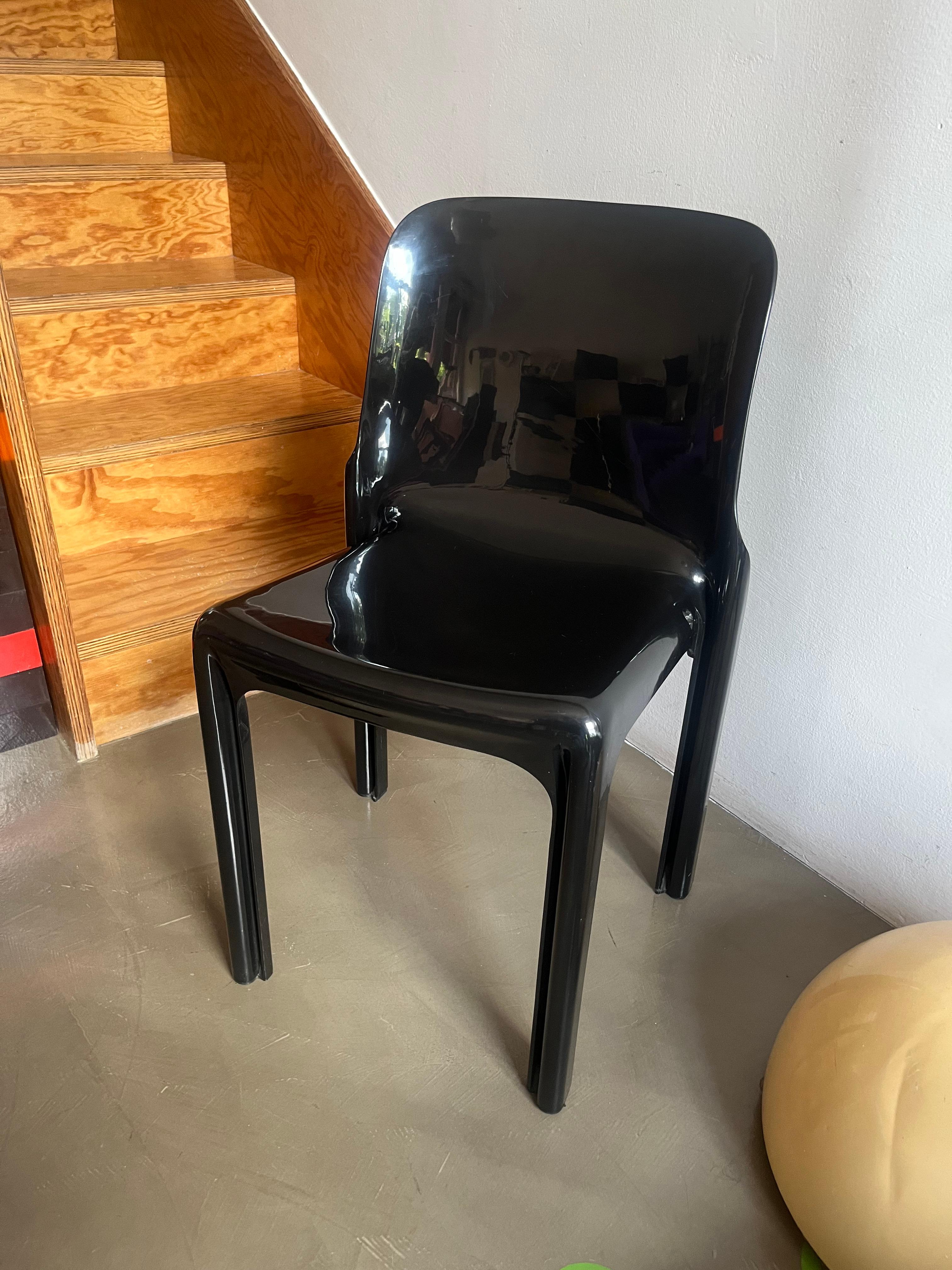 Italiano Sedia in plastica nera mod. Selene 70s Artemide disegnata da Vico Magistretti