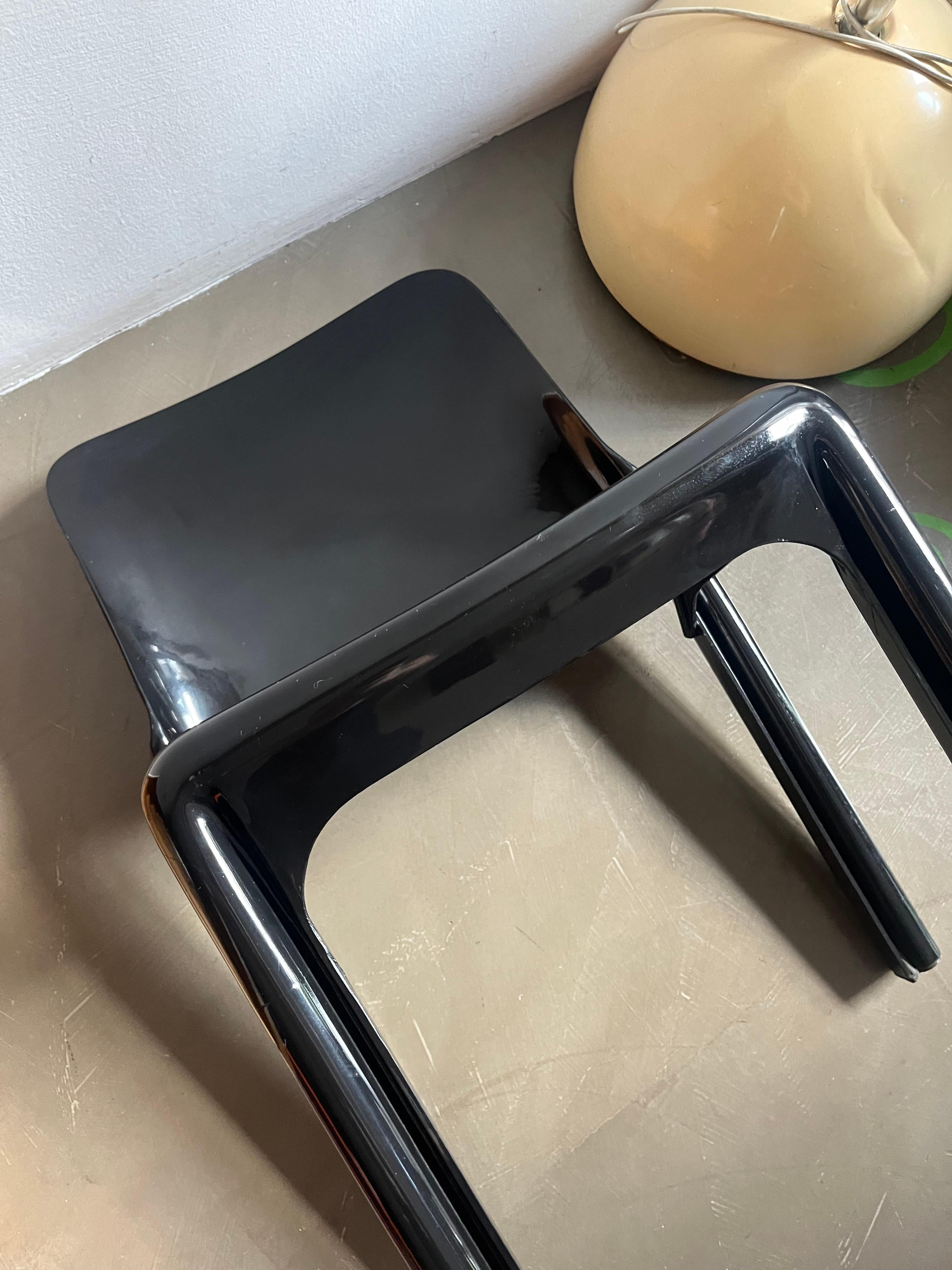 Fine XX secolo Sedia in plastica nera mod. Selene 70s Artemide disegnata da Vico Magistretti
