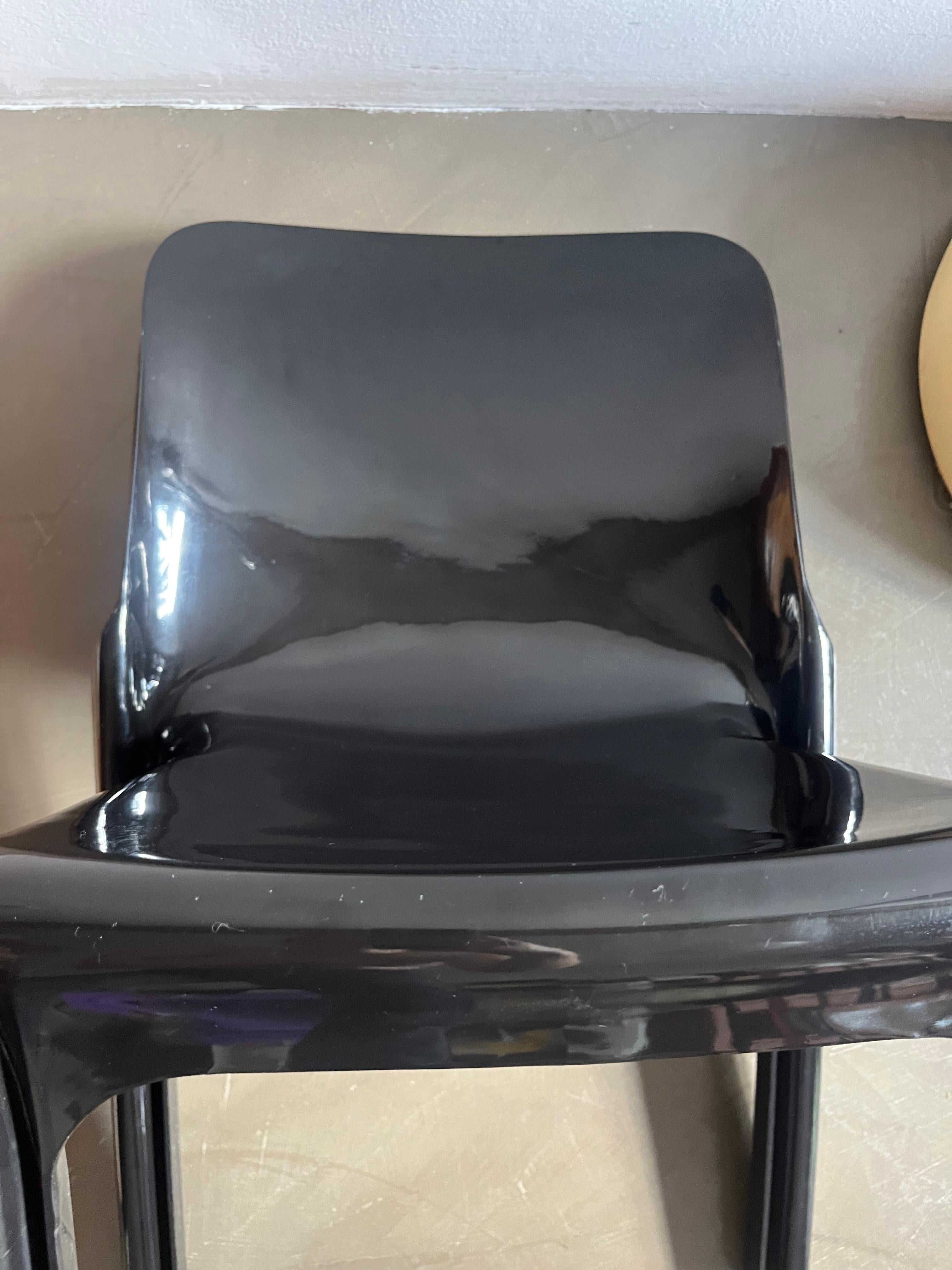 Plastica Sedia in plastica nera mod. Selene 70s Artemide disegnata da Vico Magistretti