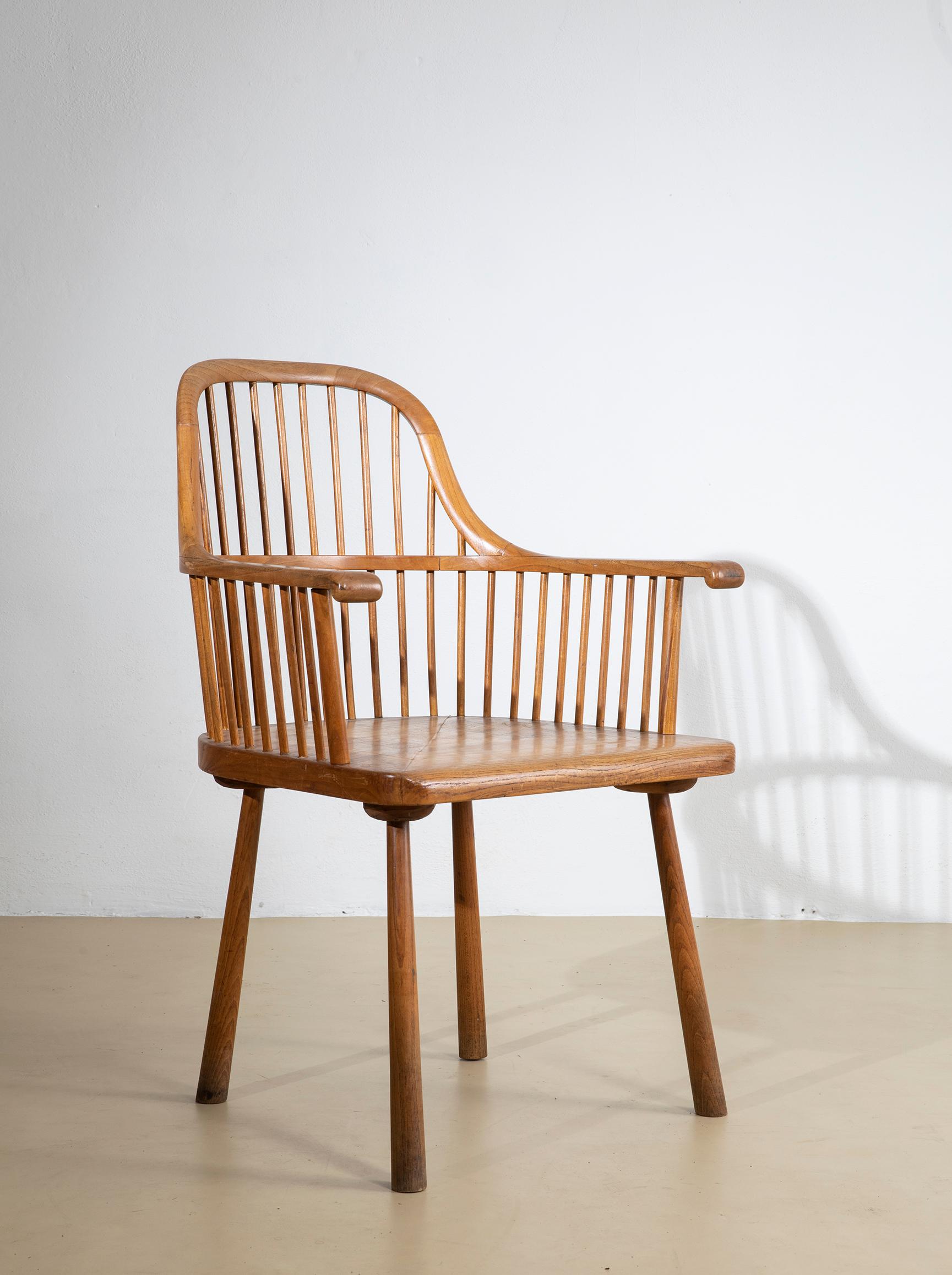 Una silla particular de fabricación incierta, pero probablemente escandinava, que recuerda el estilo de las sillas Windsor inglesas y que probablemente se fabricó hacia finales de los años cincuenta. La silla es de madera rubia con una forma