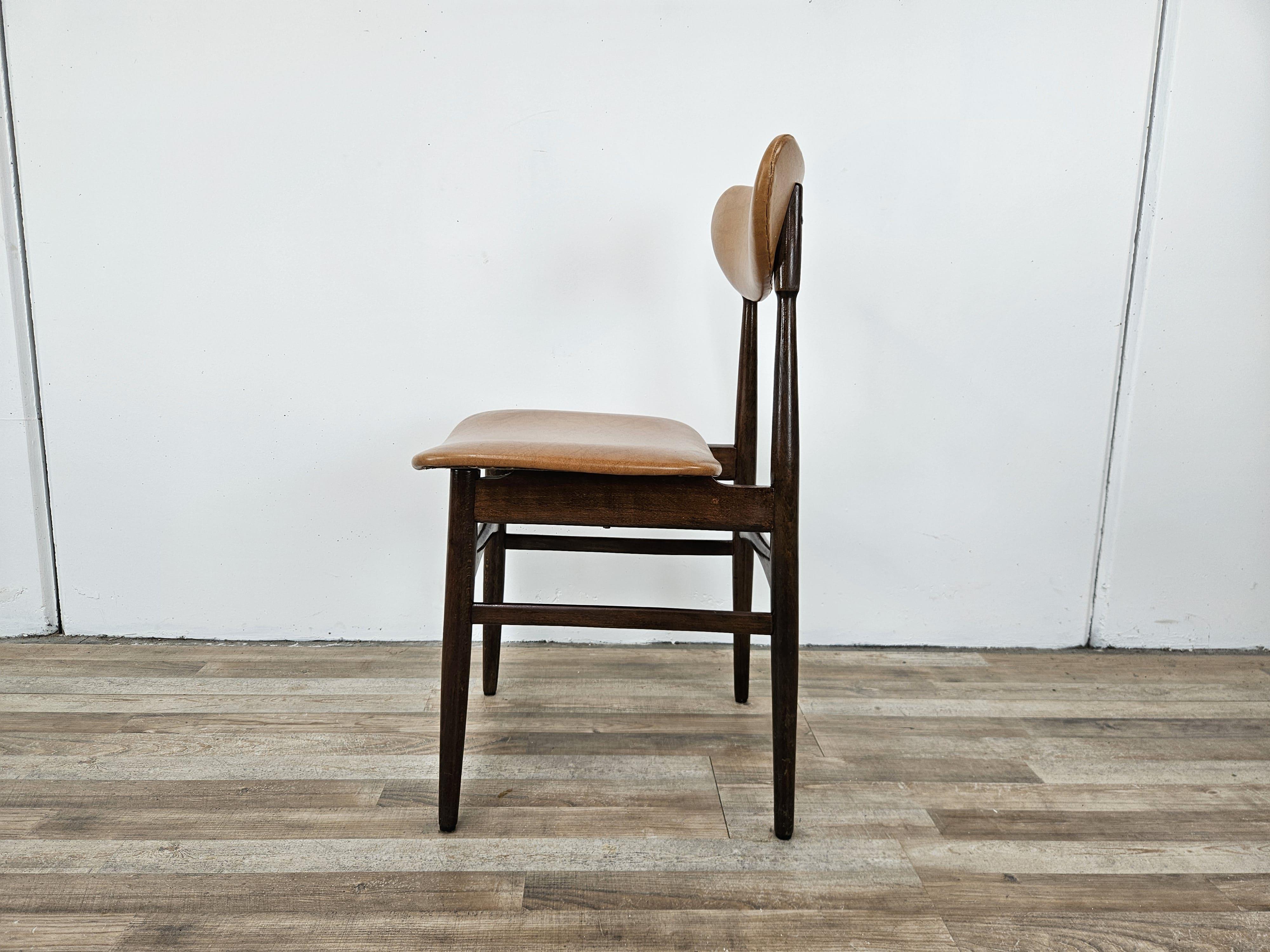Teak and skai chair for dining room, 1970s In Good Condition For Sale In Premariacco, IT