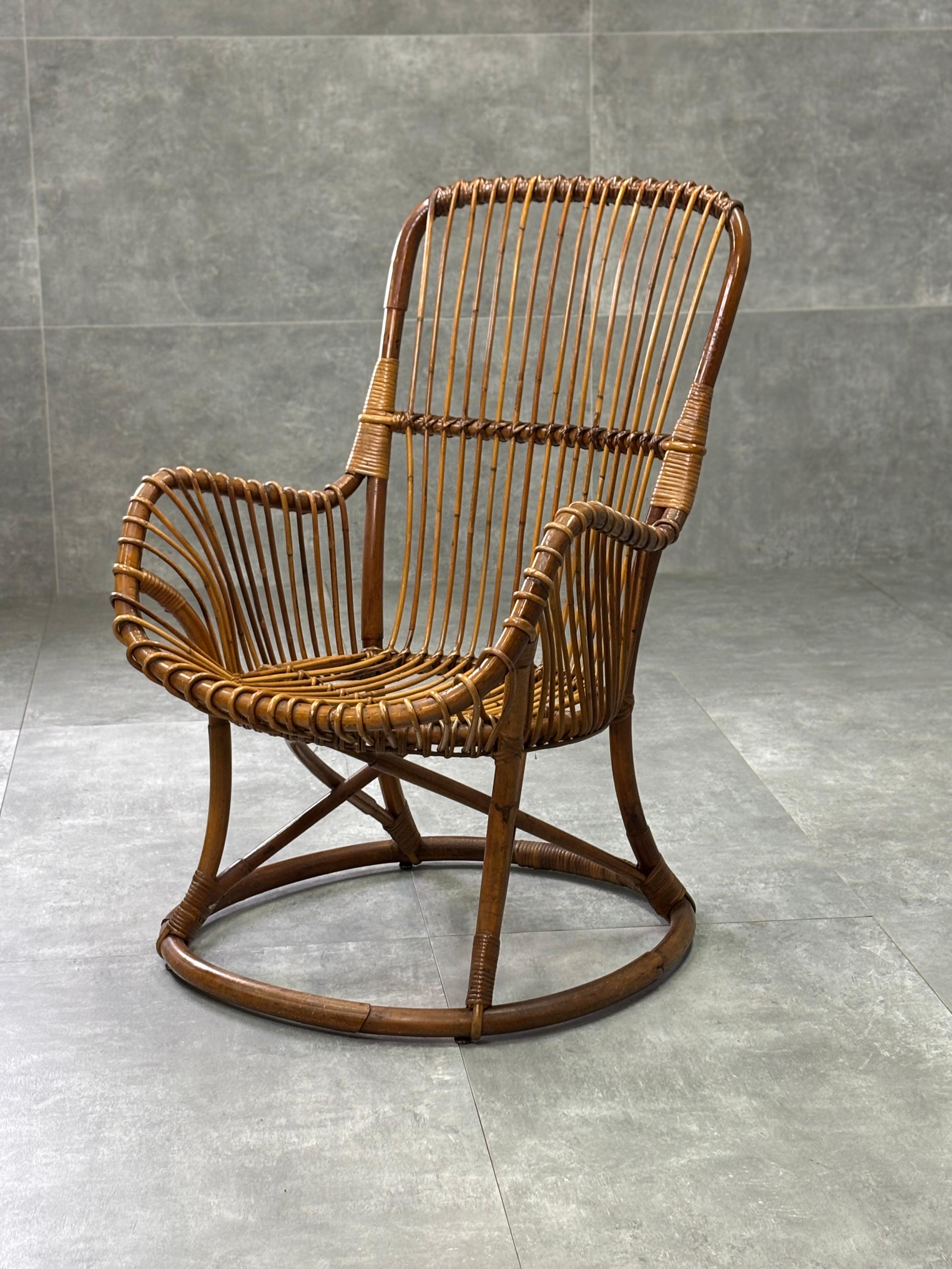 Silla de mimbre de los años 60. Altura del asiento: 40 cm