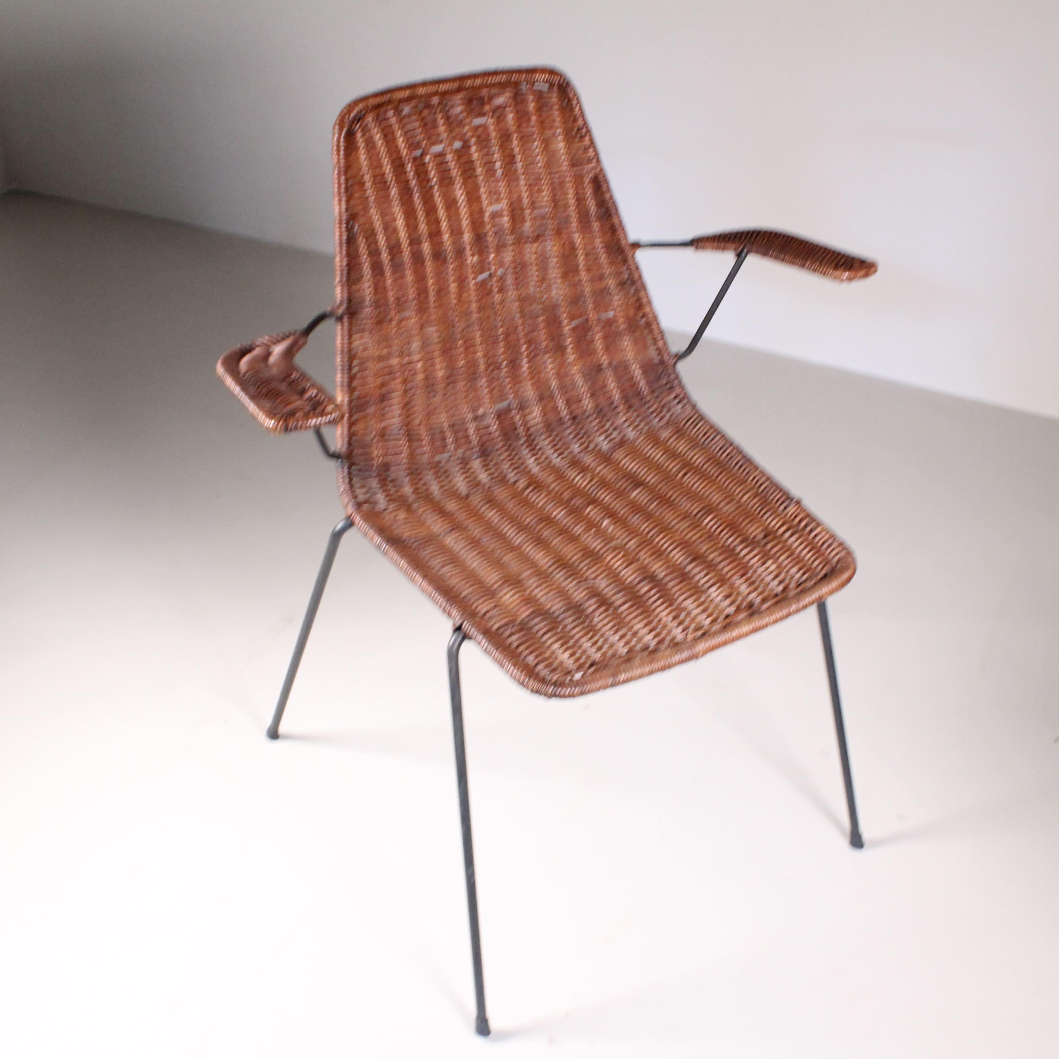 Silla de mimbre de Gianfranco Legler con reposabrazos, años 60 en Bueno estado para la venta en Milano, Lombardia