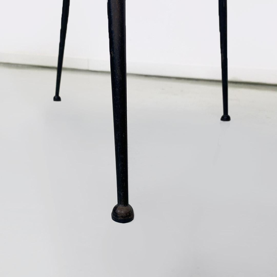 Chaise de style moderne de fabrication italienne du milieu du siècle, avec structure en fer noir mat, accoudoirs en hêtre et rembourrage en tissu bleu foncé, vers 1960.
Chaise avec structure en métal noir mat et accoudoirs en hêtre massif. Assise et