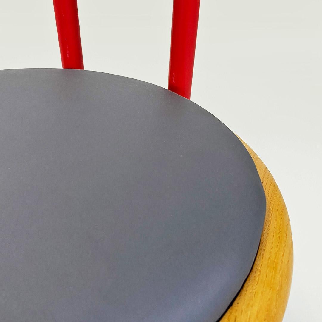 Italienischer Stuhl von Tito Agnoli aus rotem Metall, Holz und Kunstleder, um 1960 im Angebot 5